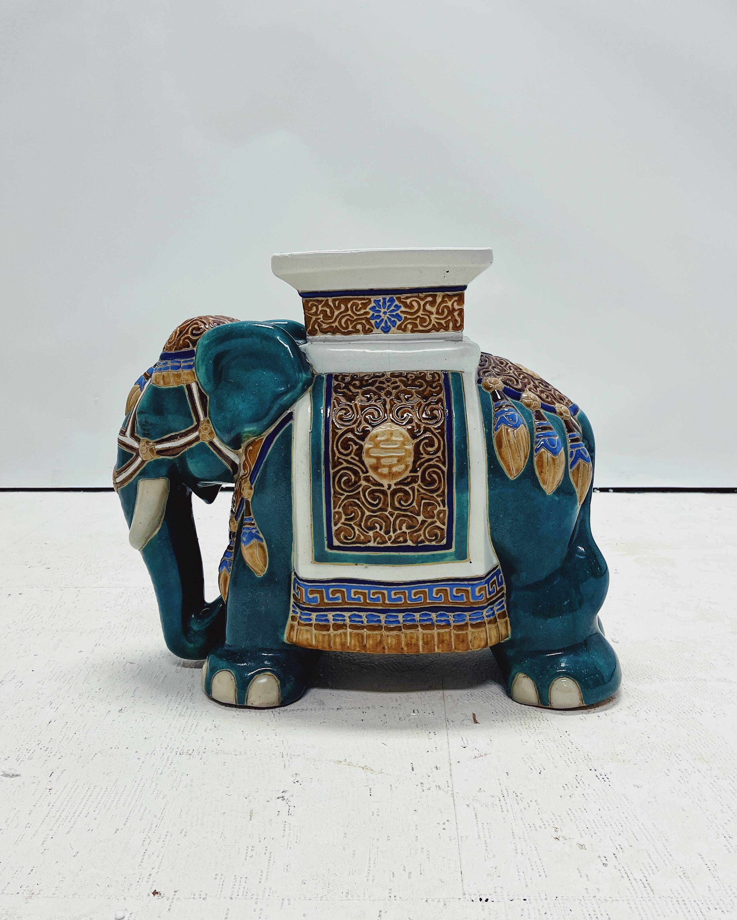 Statue en céramique d'un éléphant indien