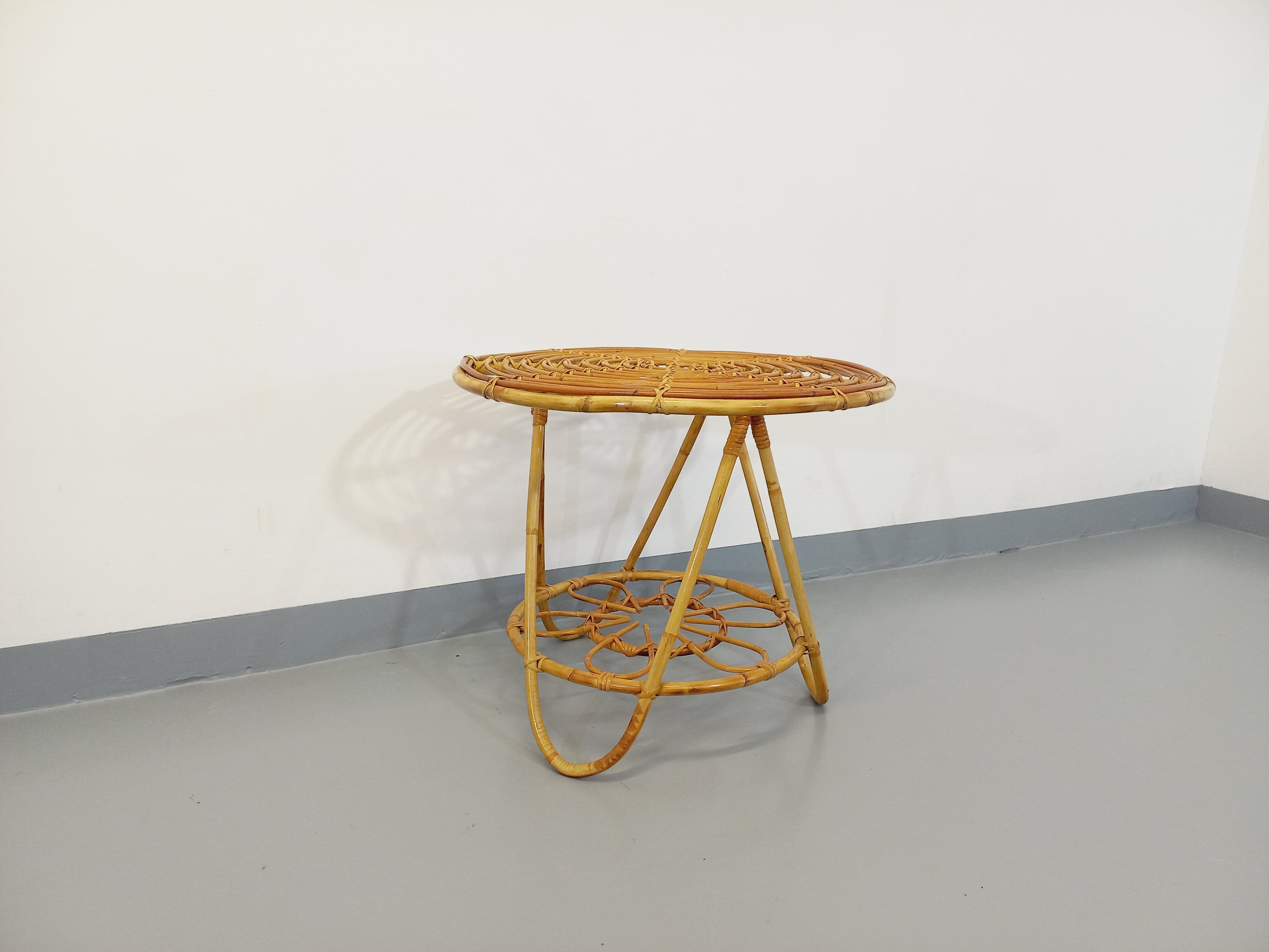 Round coffee table with 60's vintage rattan magazine tray