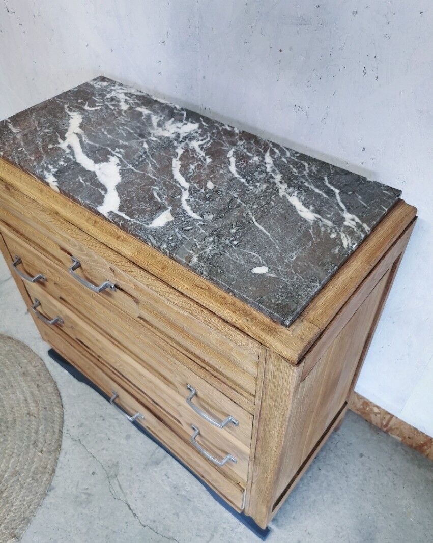 Chest of drawers in wooden foot mustache