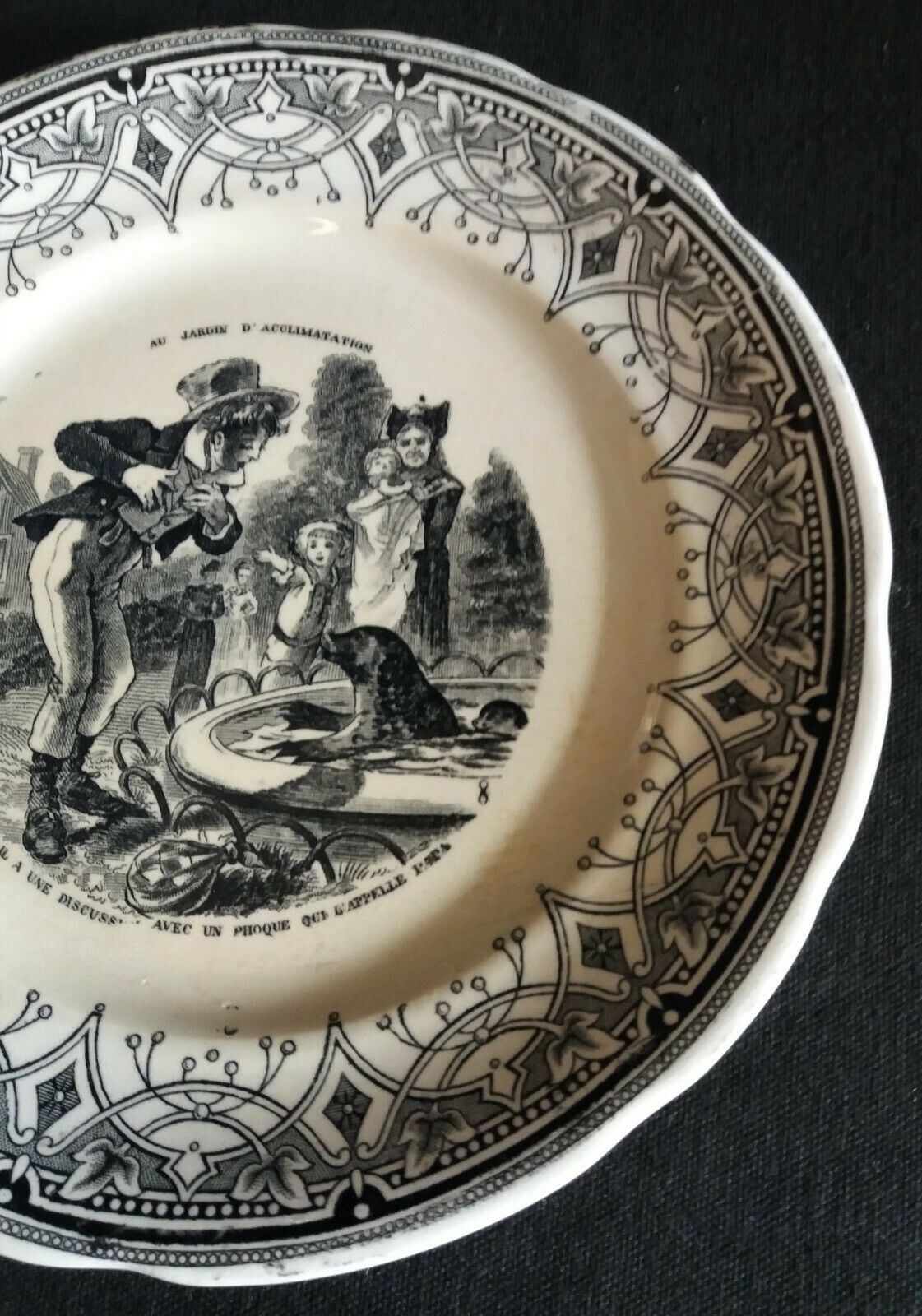 Talking plate with theme Sarreguemines series at the acclimatization garden