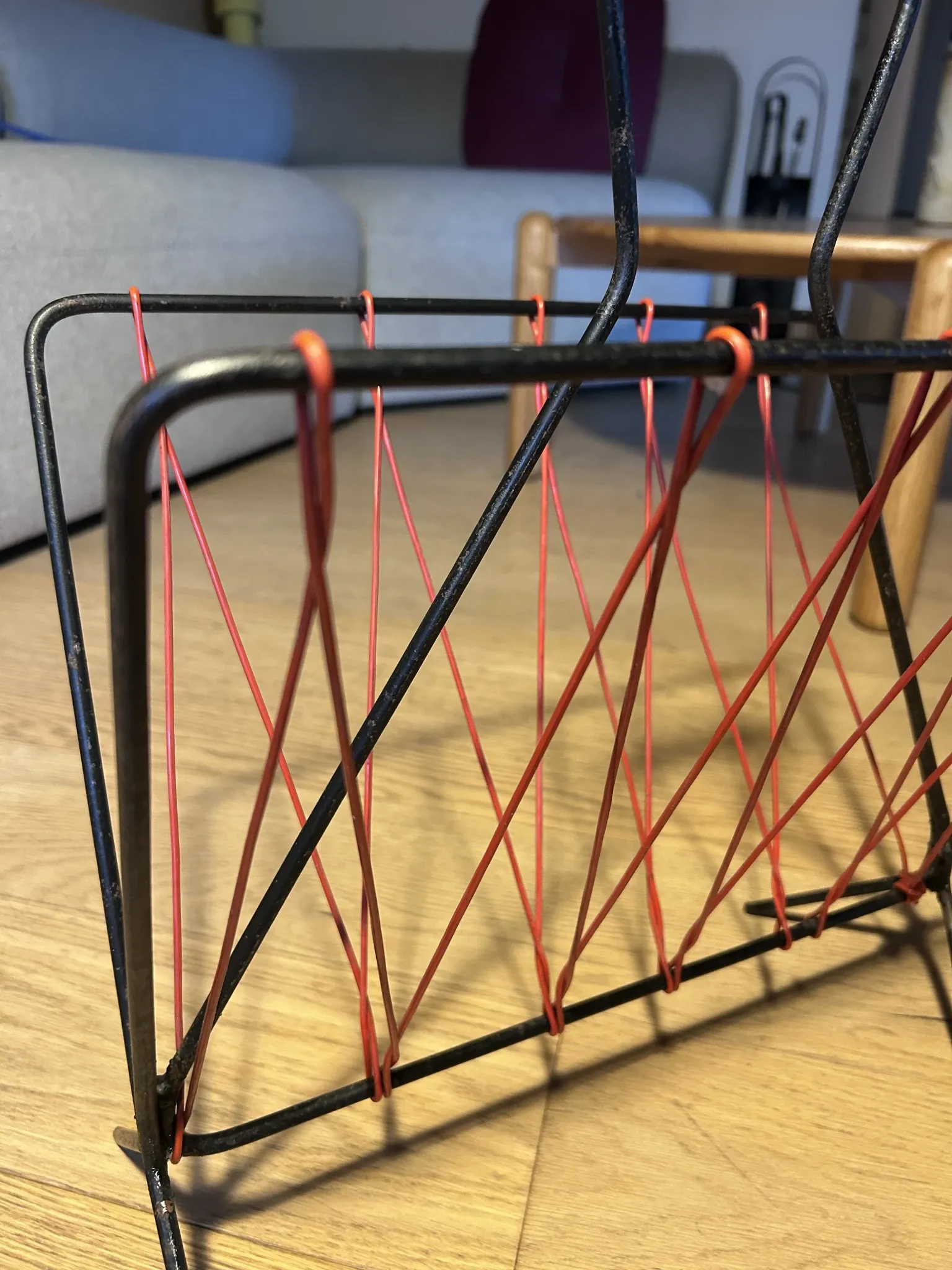 Vintage red and black scoubidou magazine rack, 1950s/60s