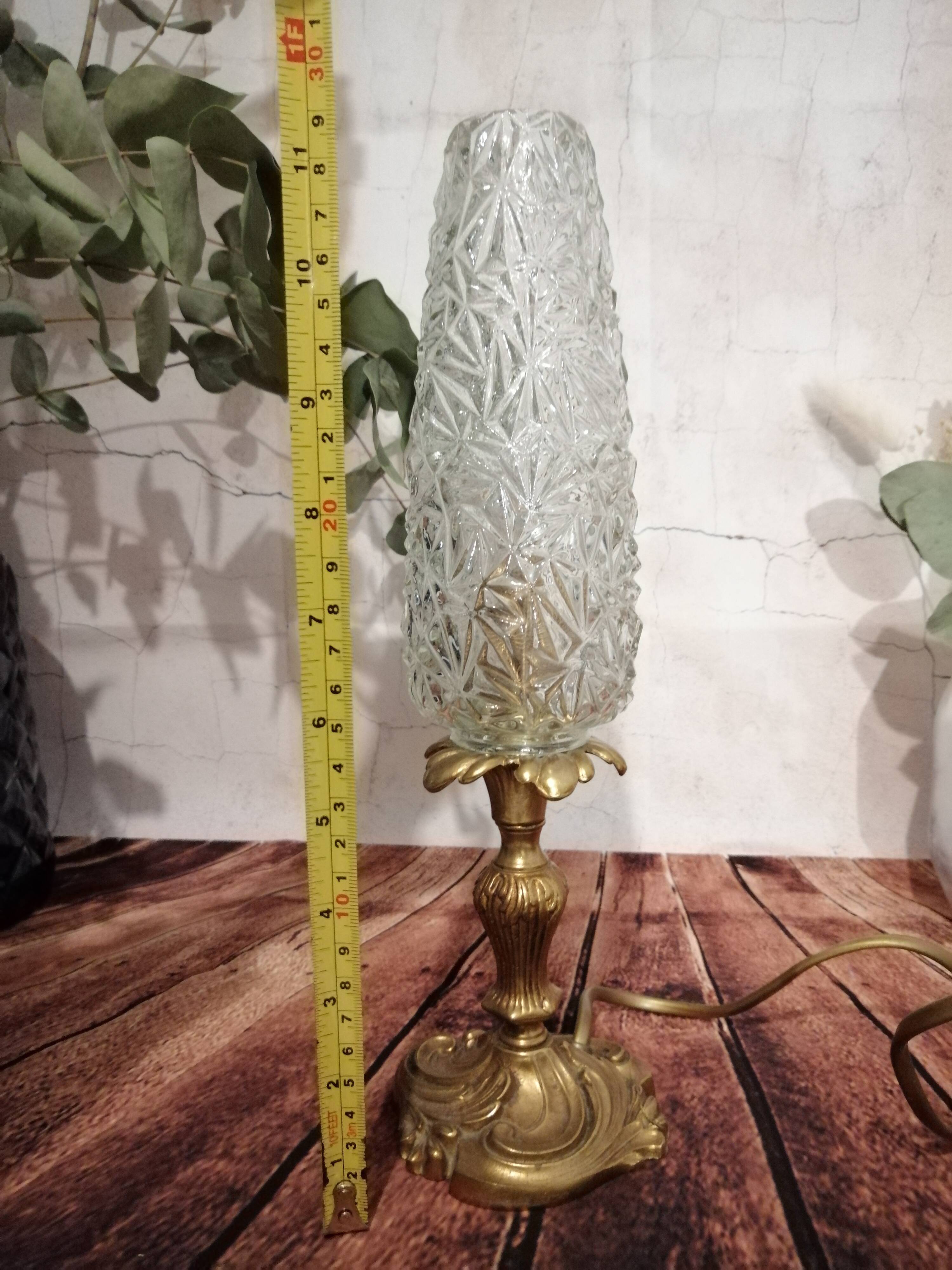 Lampe ancienne sur pieds, globe tulipe en verre moulé