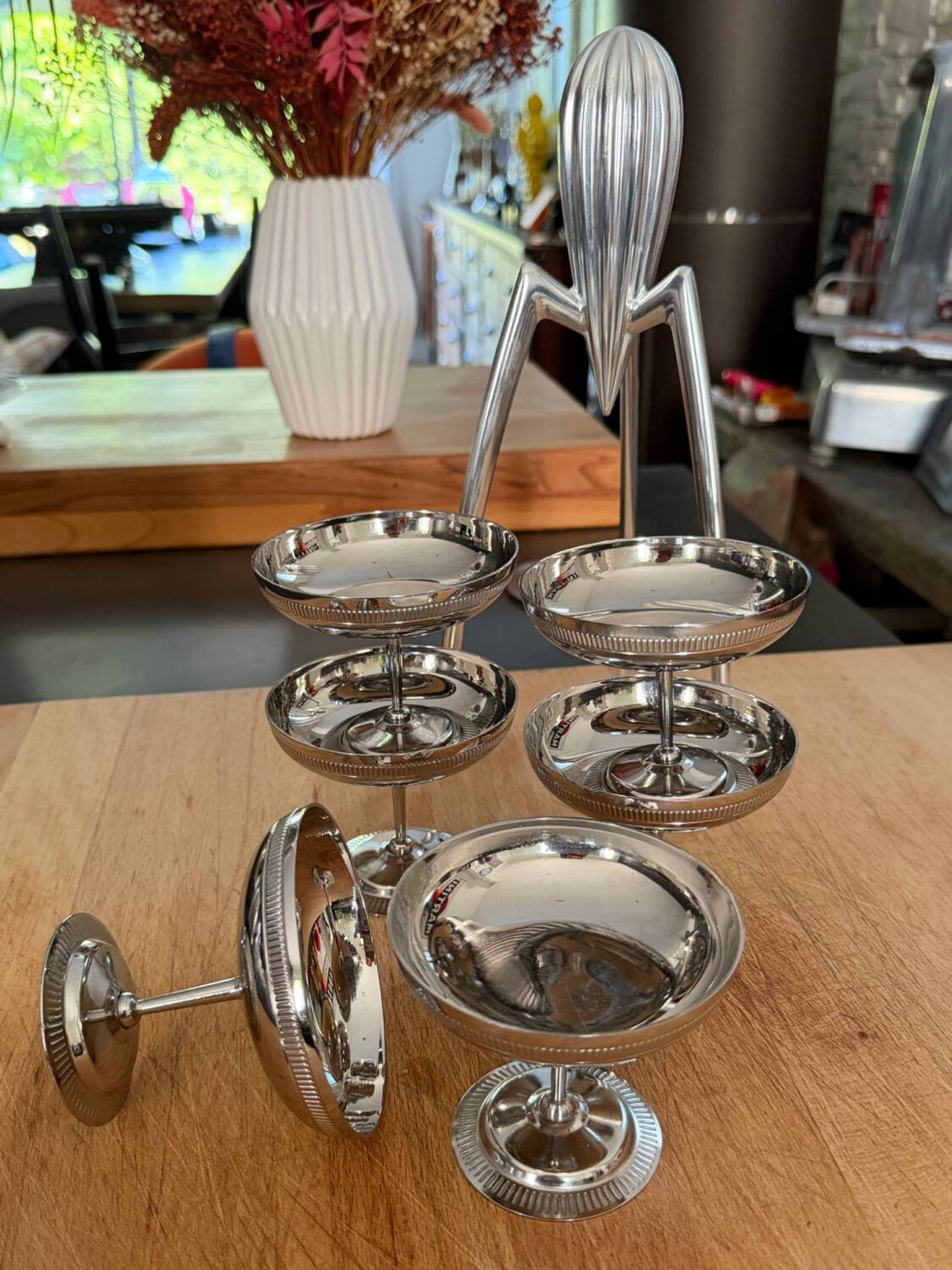 Set of 6 vintage ice cream or cocktail cups in shiny stainless steel.