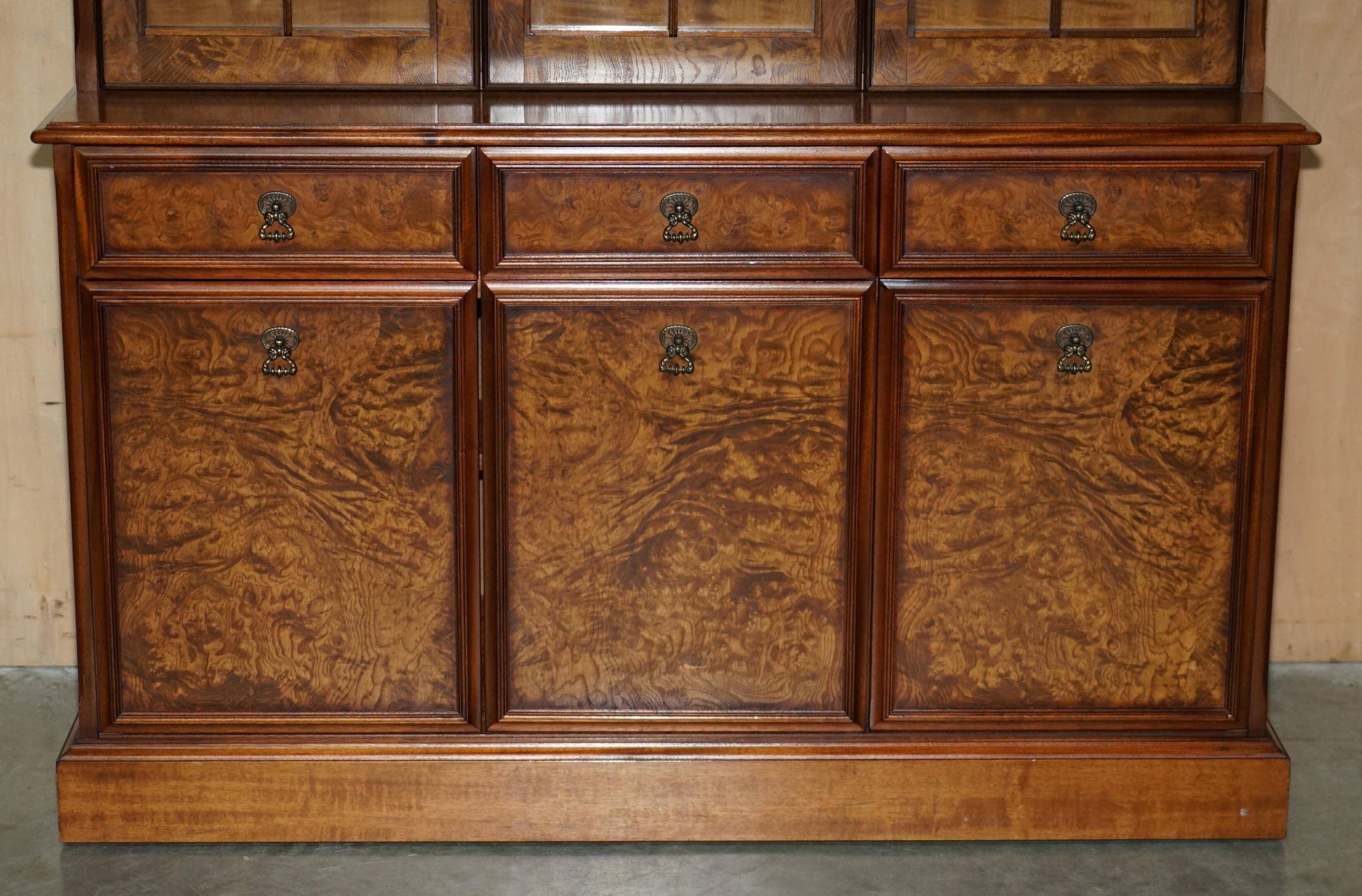 Buffet vintage en noyer burr avec vitres et éclairage, style Art Deco