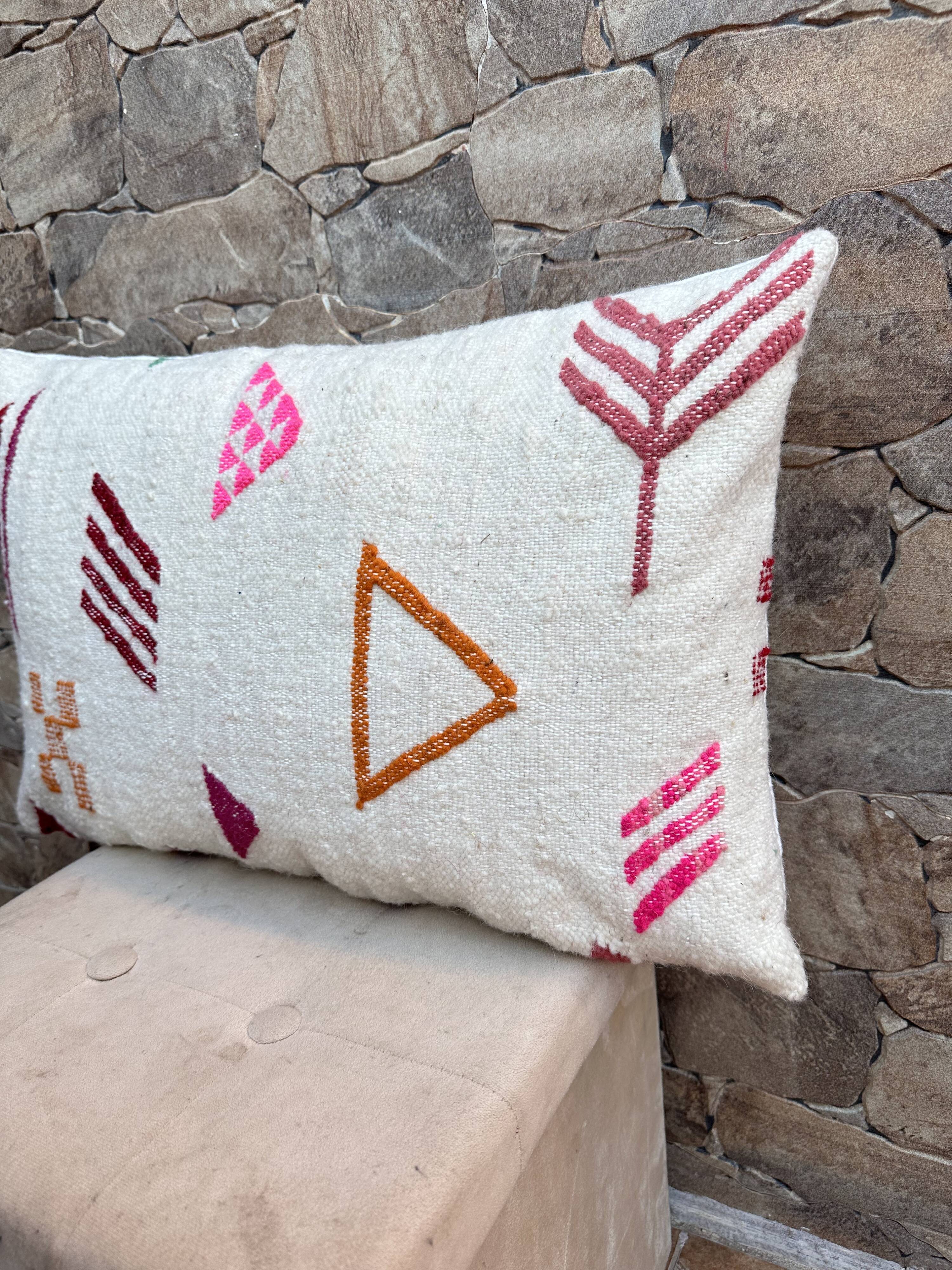 Handmade cushion cover in Berber wool: Moroccan Kilim cushion.
