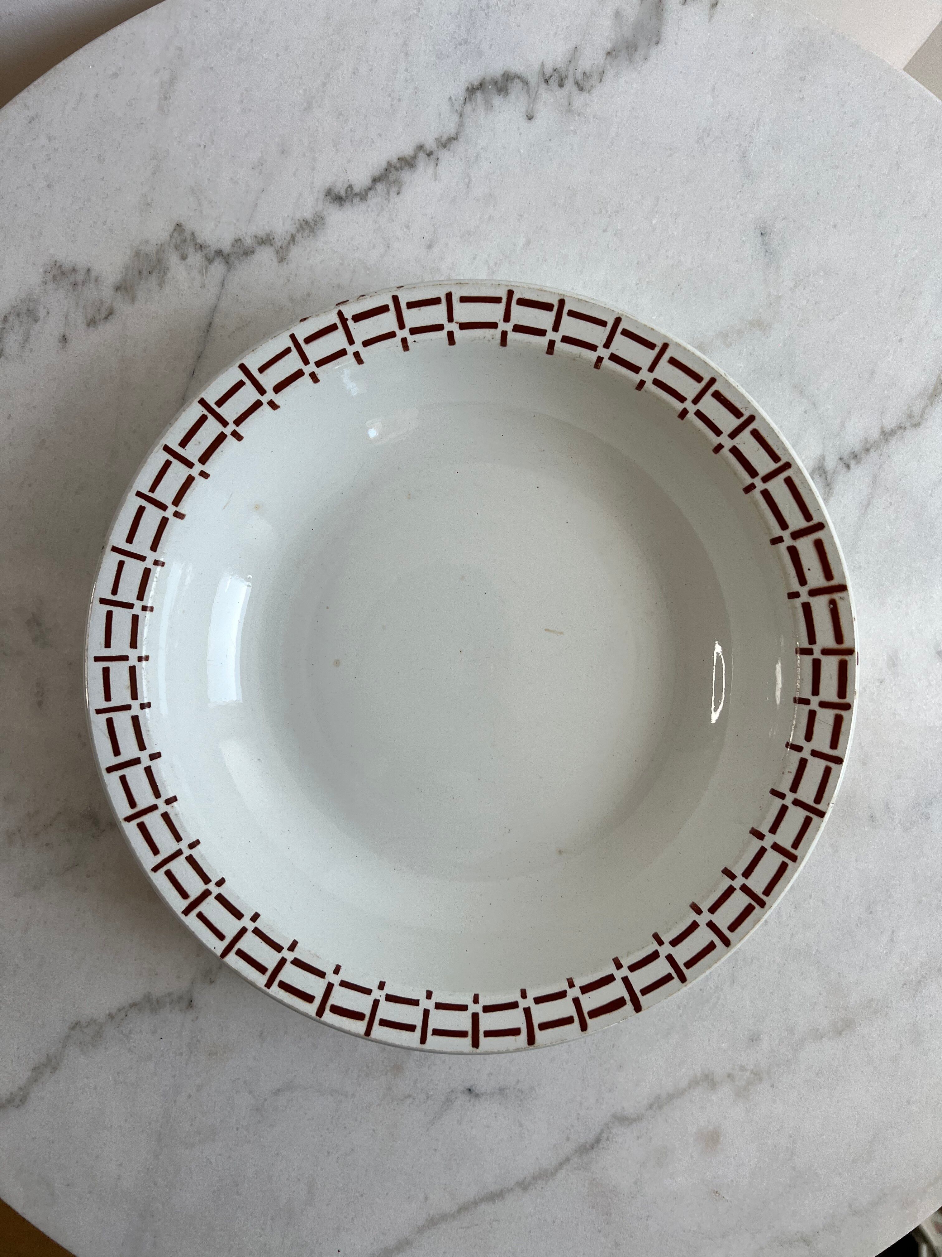 Presentation plate with a brown pattern