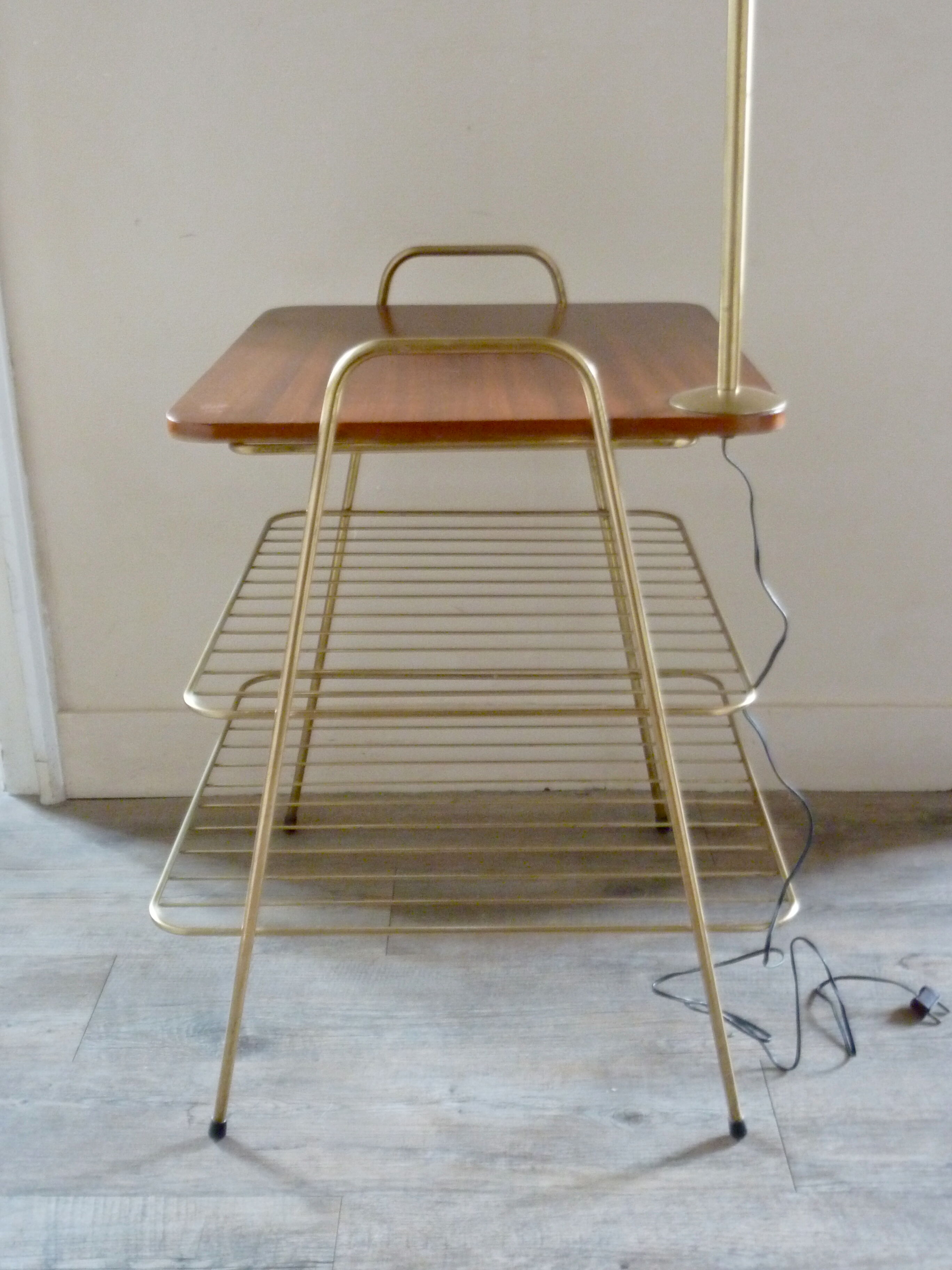 Lampadaire avec tablettes en teck et laiton des années 60