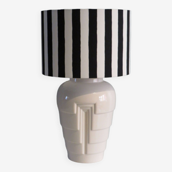 Lampe à poser vintage Ikea en céramique blanche, style Memphis avec abat-jour noir et blanc.