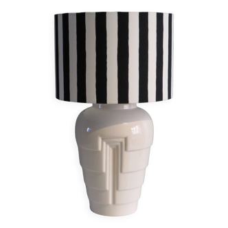Lampe à poser vintage Ikea en céramique blanche, style Memphis avec abat-jour noir et blanc.