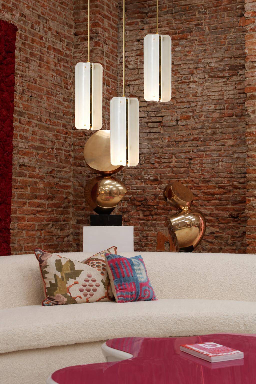 Lampe suspendue italienne en verre de Murano blanc et laiton de style mid-century modern