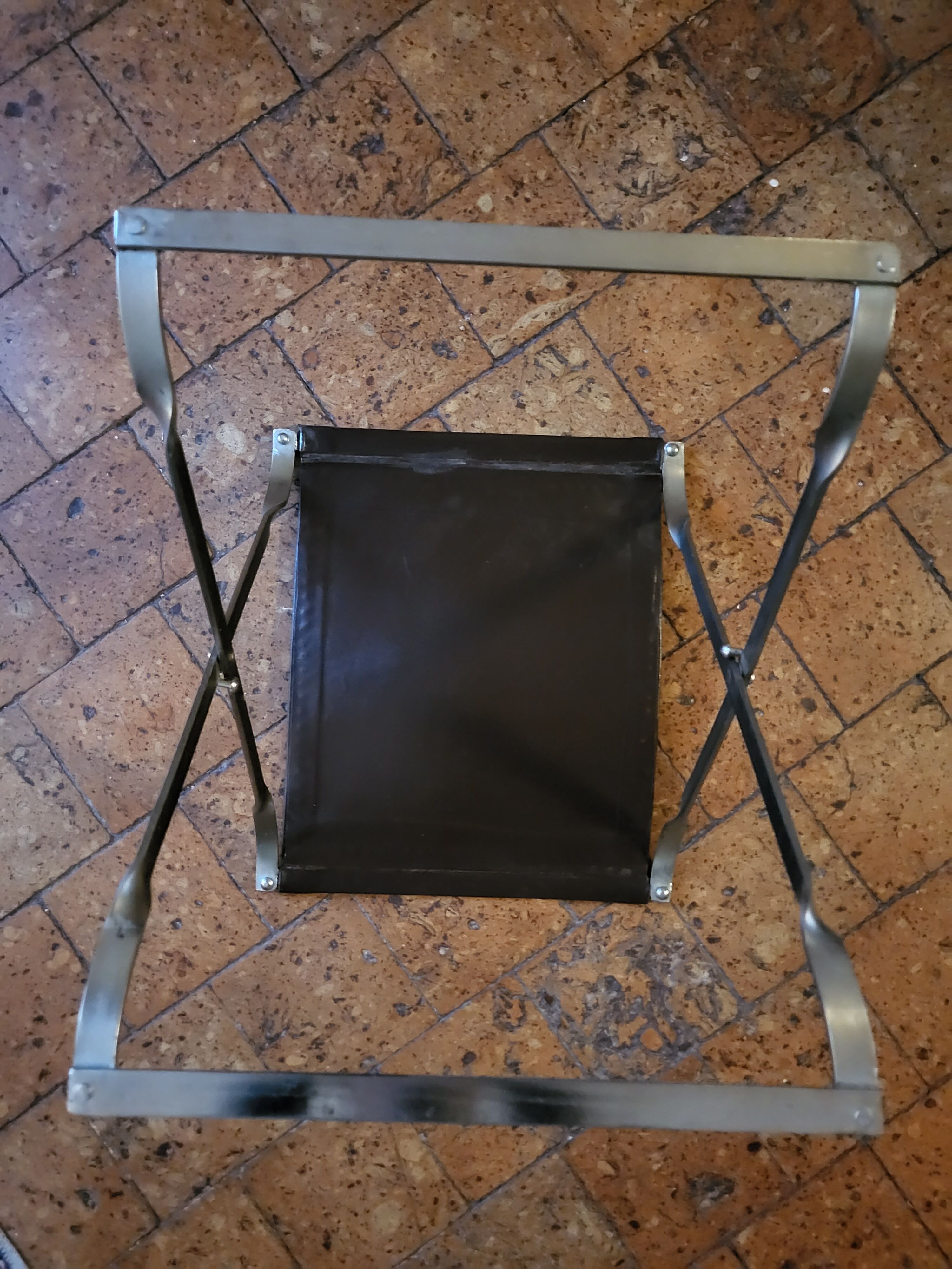 Tabouret pliant en acier et cuir