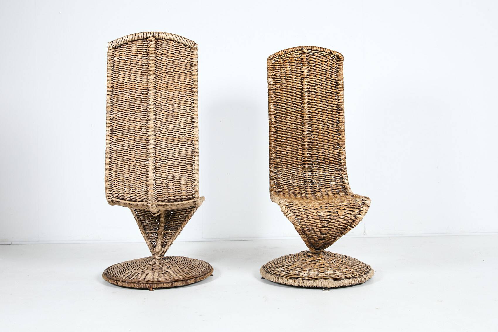 Paire de chaises sculpturales à dossier haut, années 1980, Italie