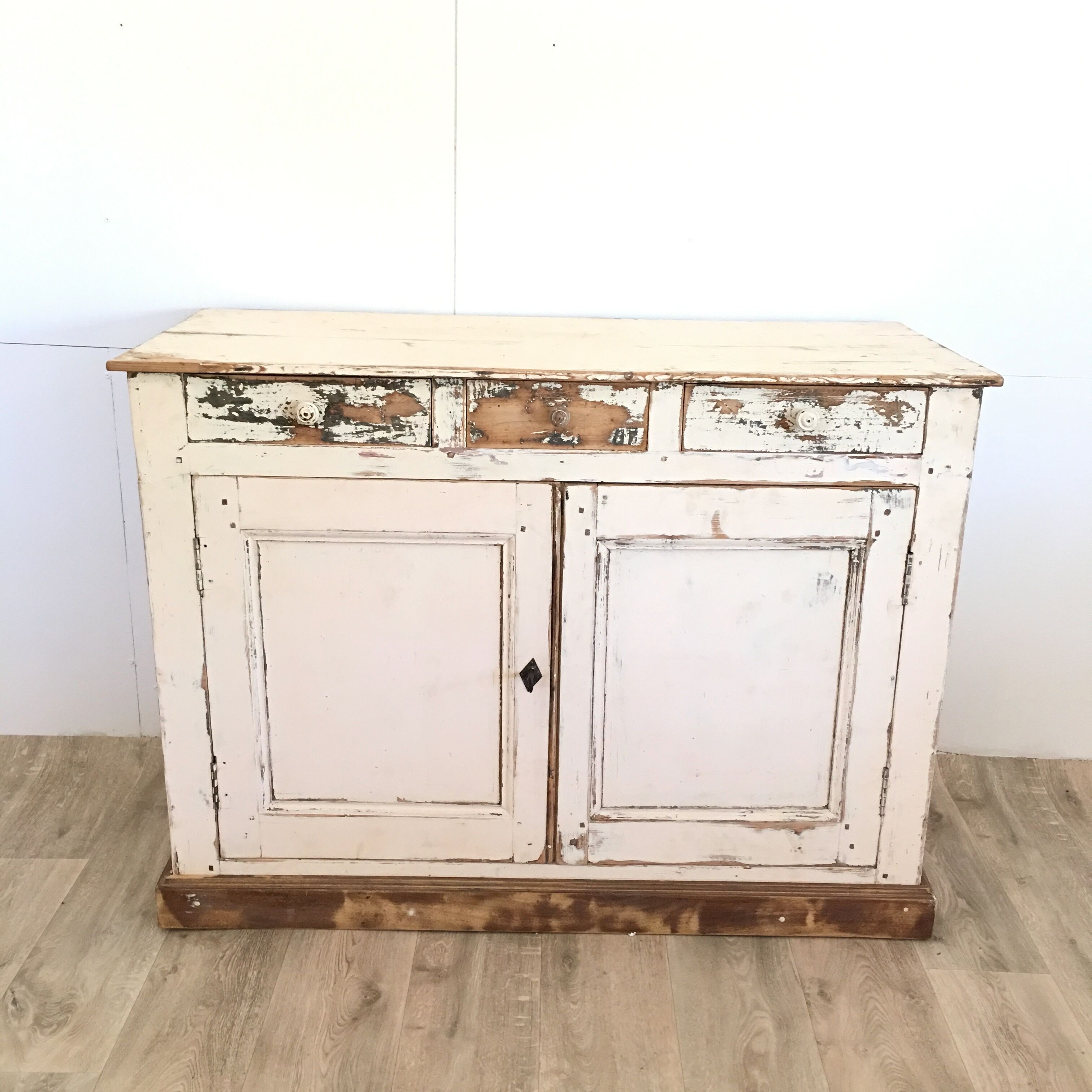 Old patina buffet cream