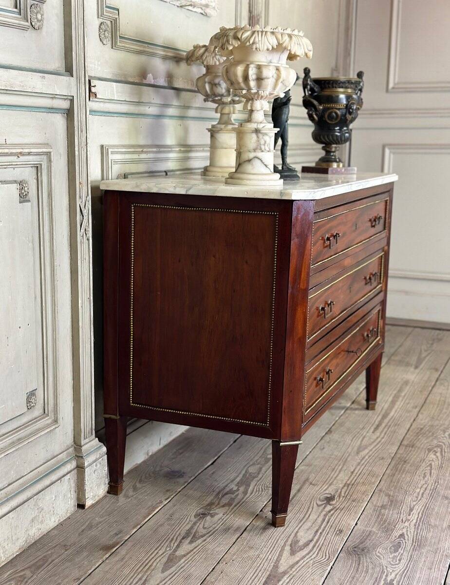 Louis XVI commode in mahogany with brass beading, arabescato marble top, 18th century