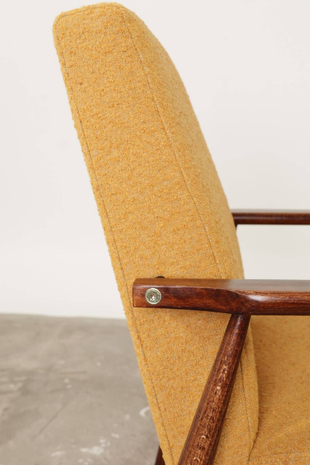 Fauteuil scandinave jaune moutarde bouclé conclu par H.Lis