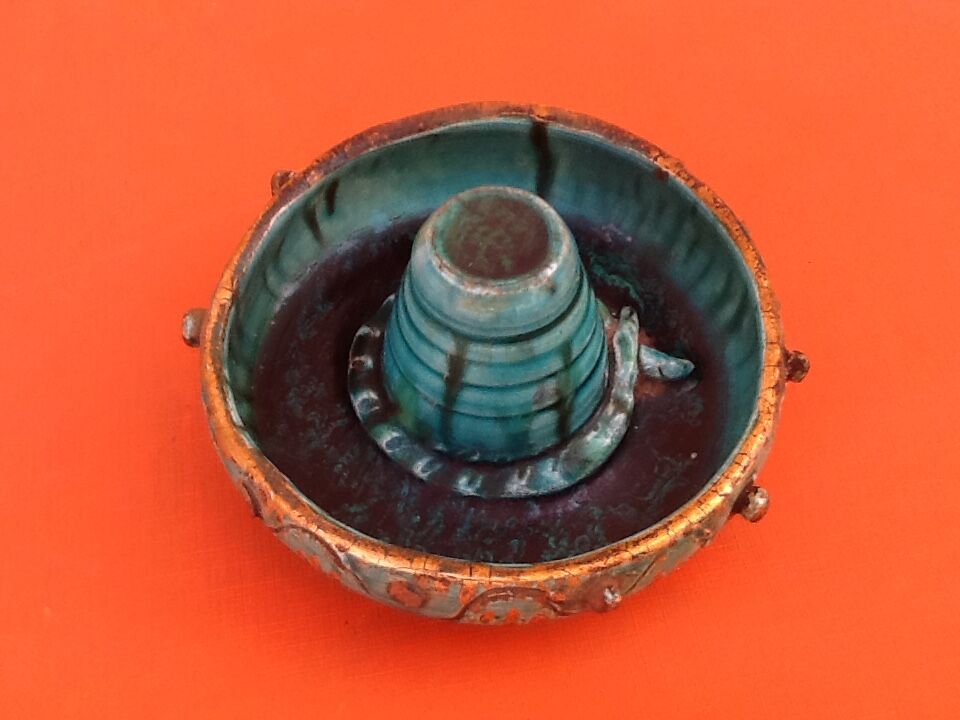 Empty pocke in glazed ceramic