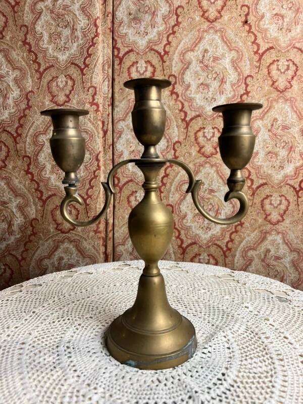 Three-branch chandelier in gilded brass