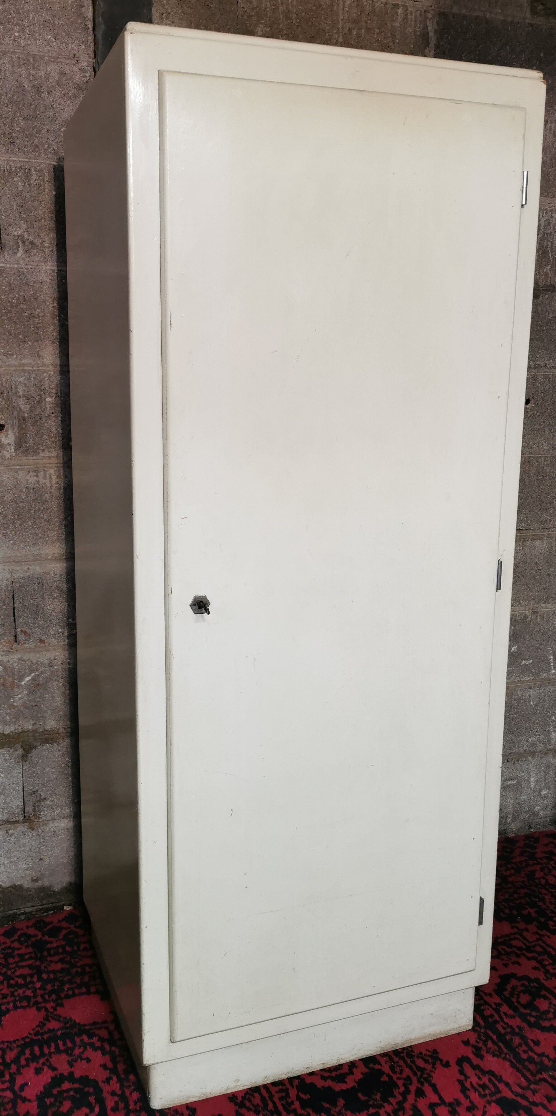 Wardrobe a vintage off-white door