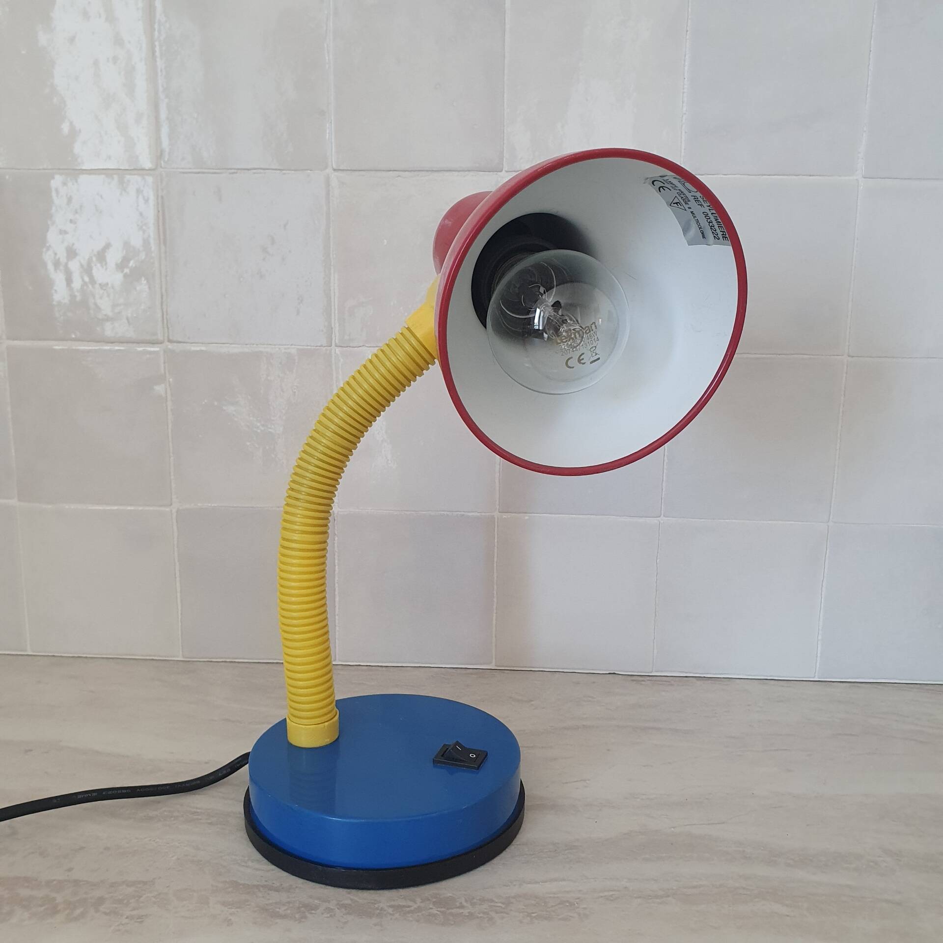 Lampe de bureau couleur Memphis rouge bleu jaune