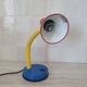 Lampe de bureau couleur Memphis rouge bleu jaune