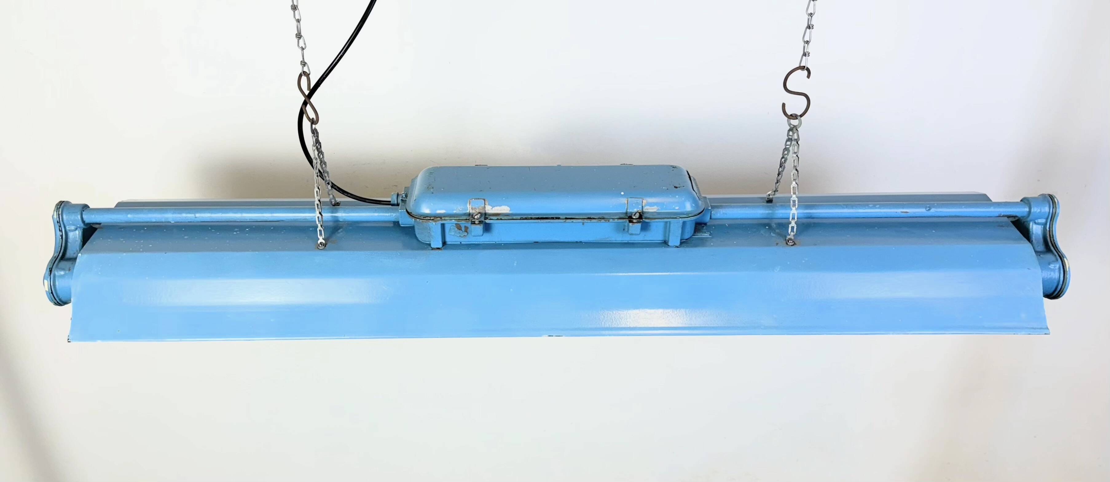 Lampe tube suspendue industrielle bleue de polam gdansk, 1970s