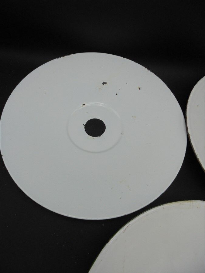 Trio of green suspensions in enamelled sheet metal