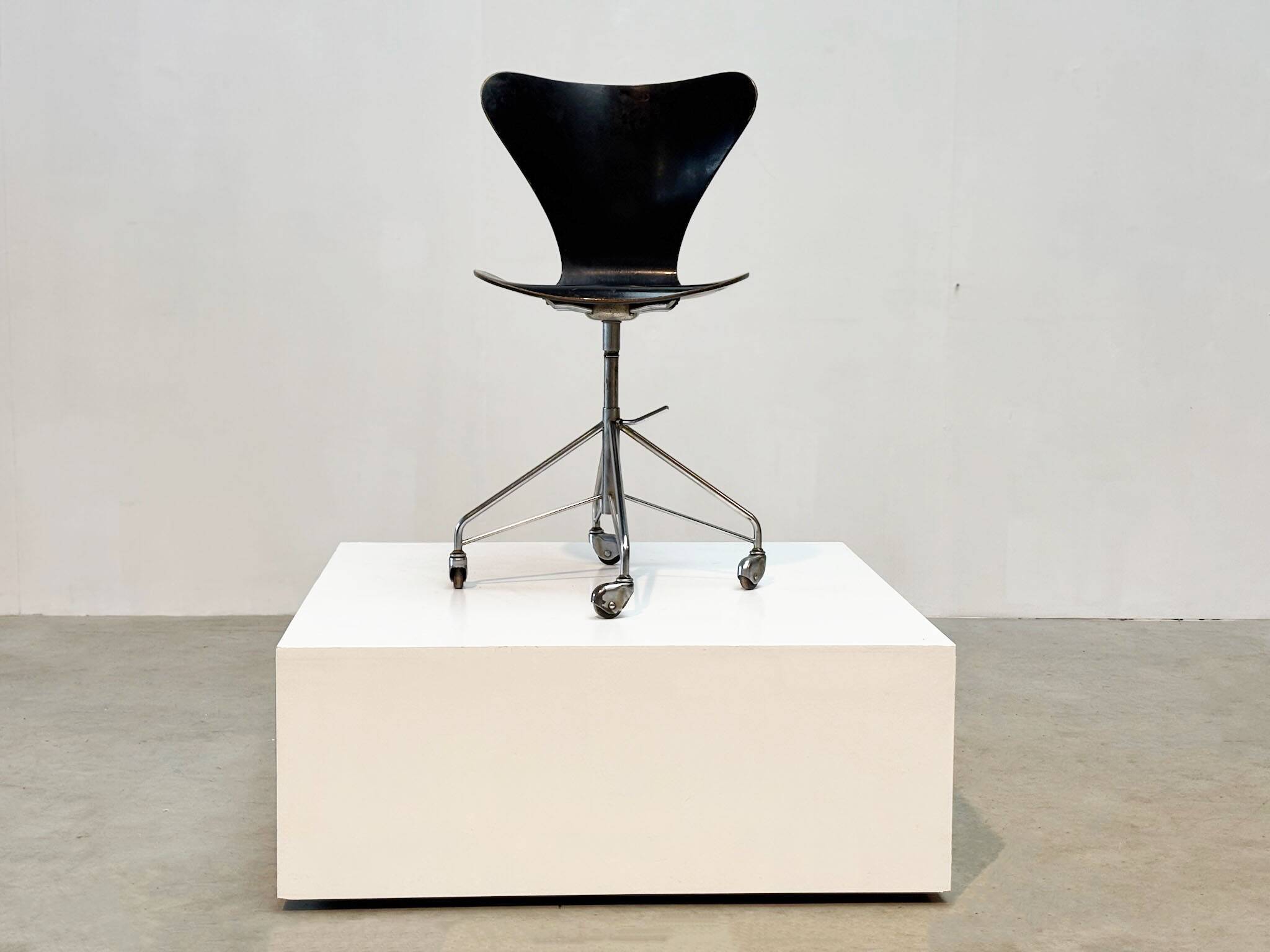 Early 3217 office chair by Arne Jacobsen