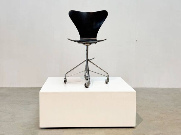 Chaise de bureau Early 3217 par Arne Jacobsen