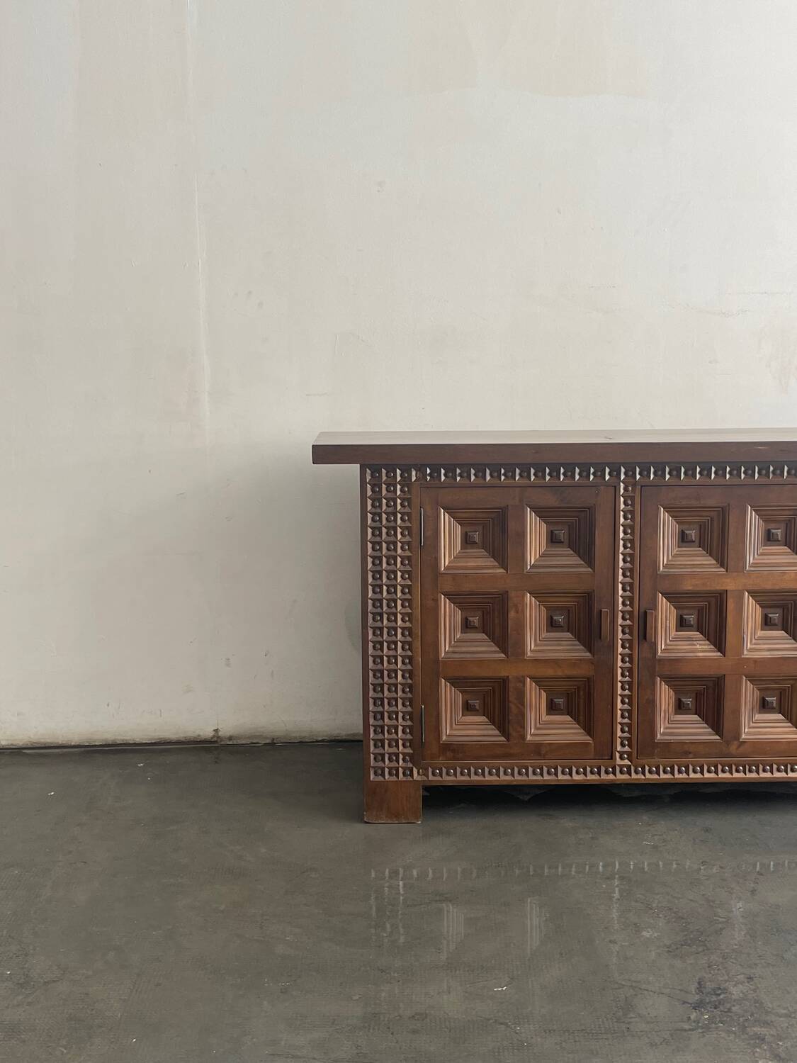 Buffet espagnol en bois massif, Espagne, années 1960