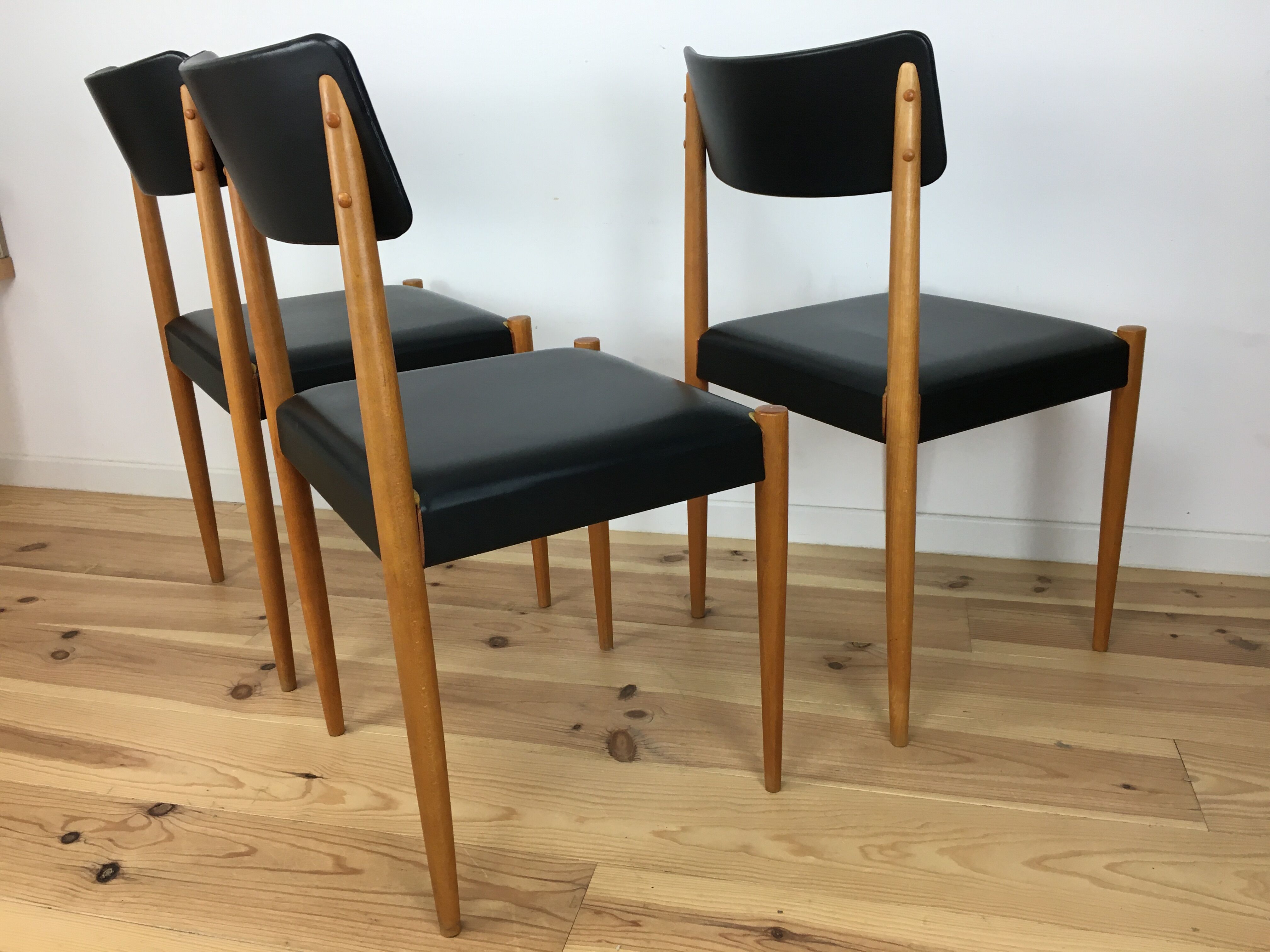 Set de 3 chaises Baumann années 60 hêtre et simili cuir