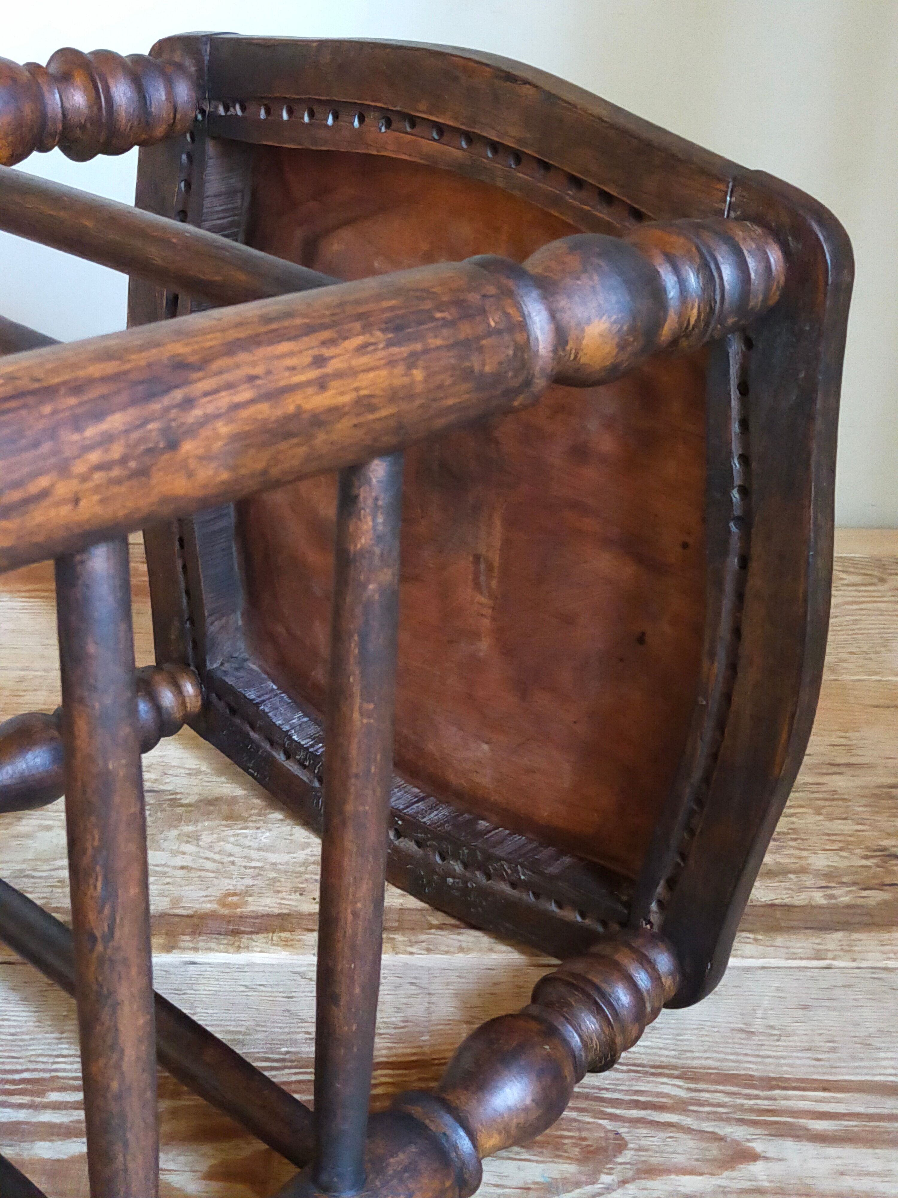 Stool in turned solid wood