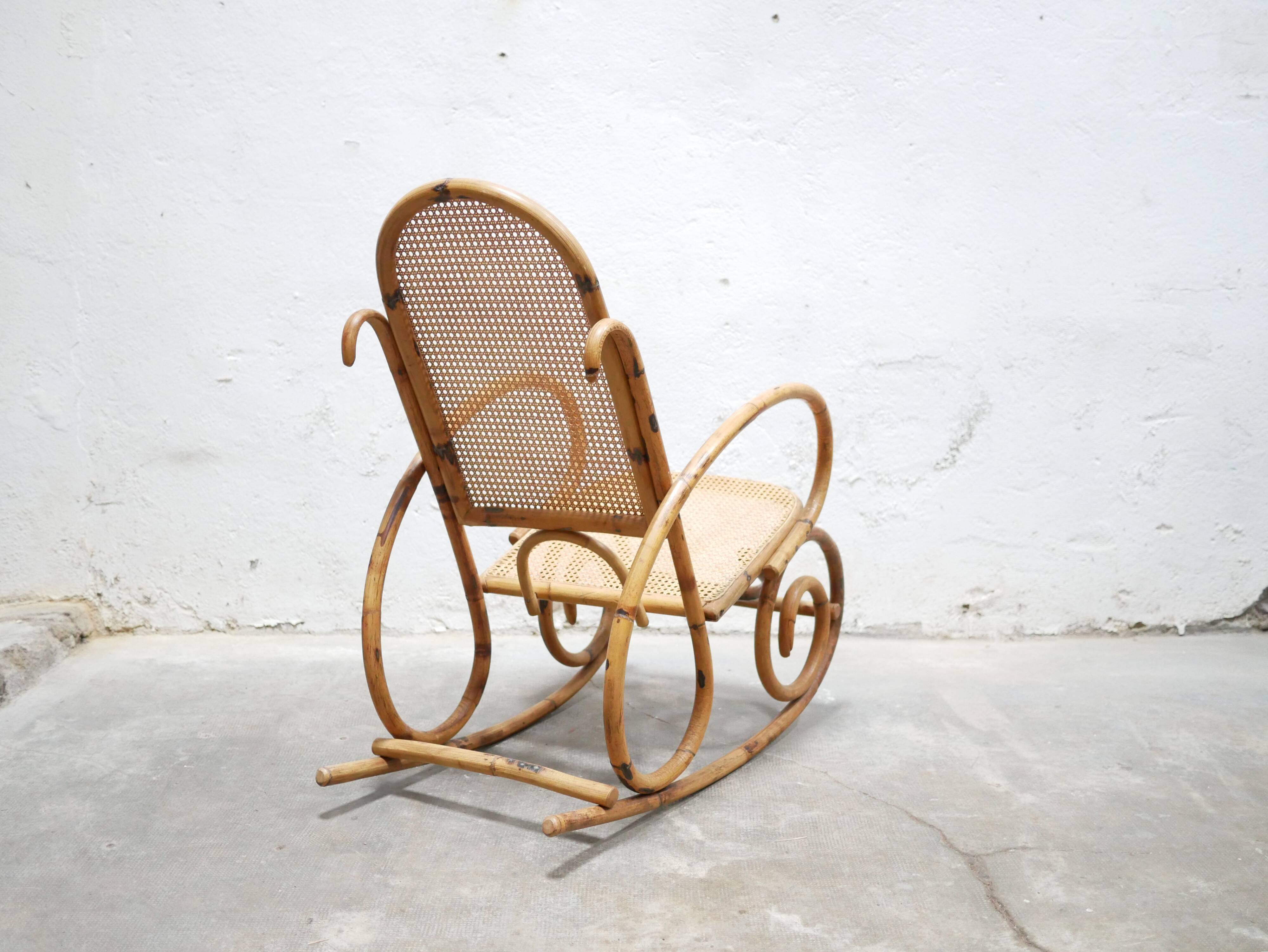 Fauteuil à bascule vintage en rotin et cannage