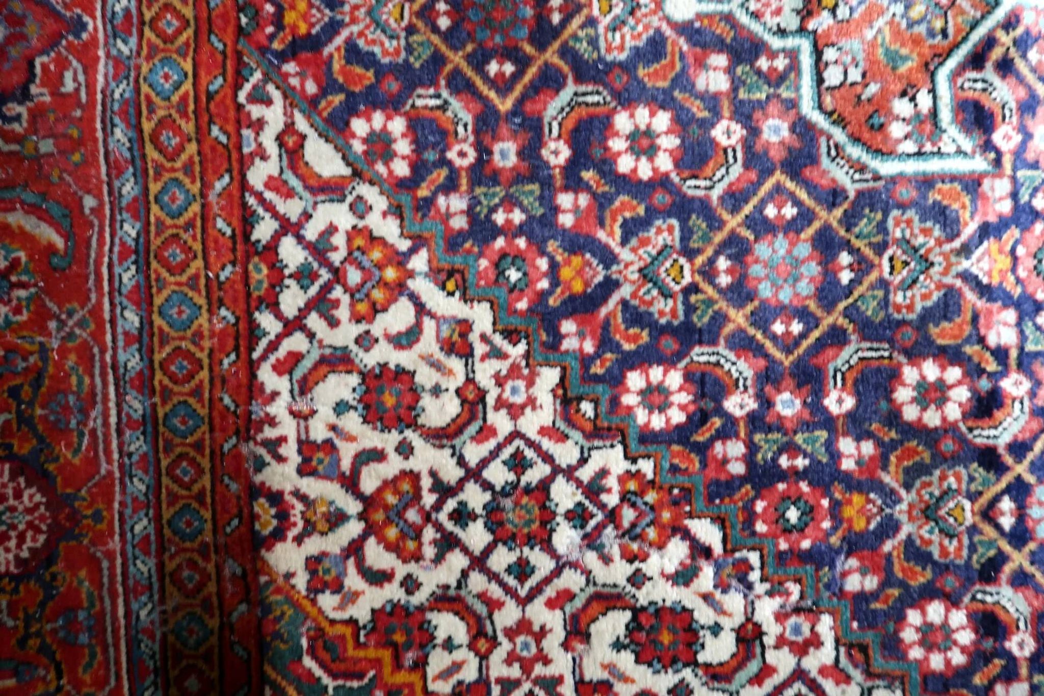 Tapis médaillon en laine vintage des années 1940, rouge et marine, 206 × 320 cm