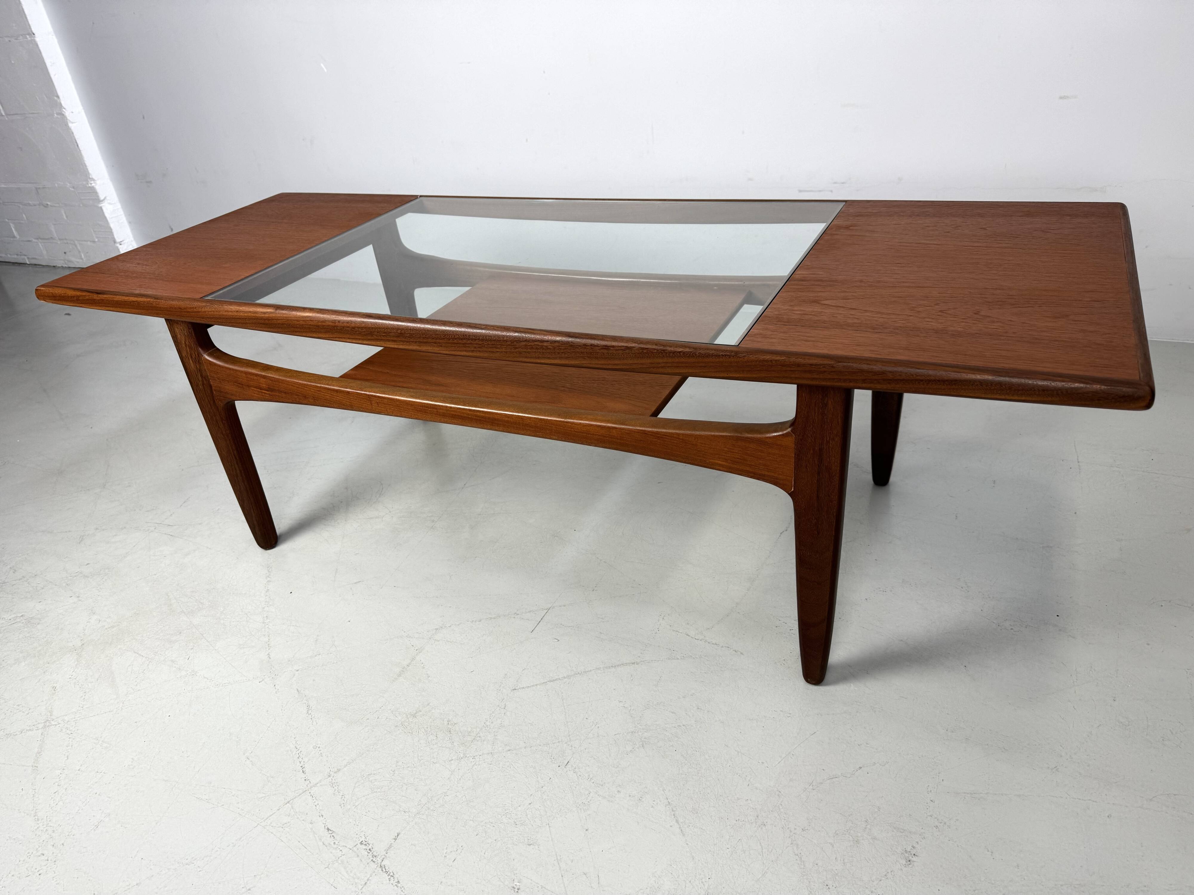 Table basse en teck des années 1960 par G-Plan, conçue par V. Wilkins.