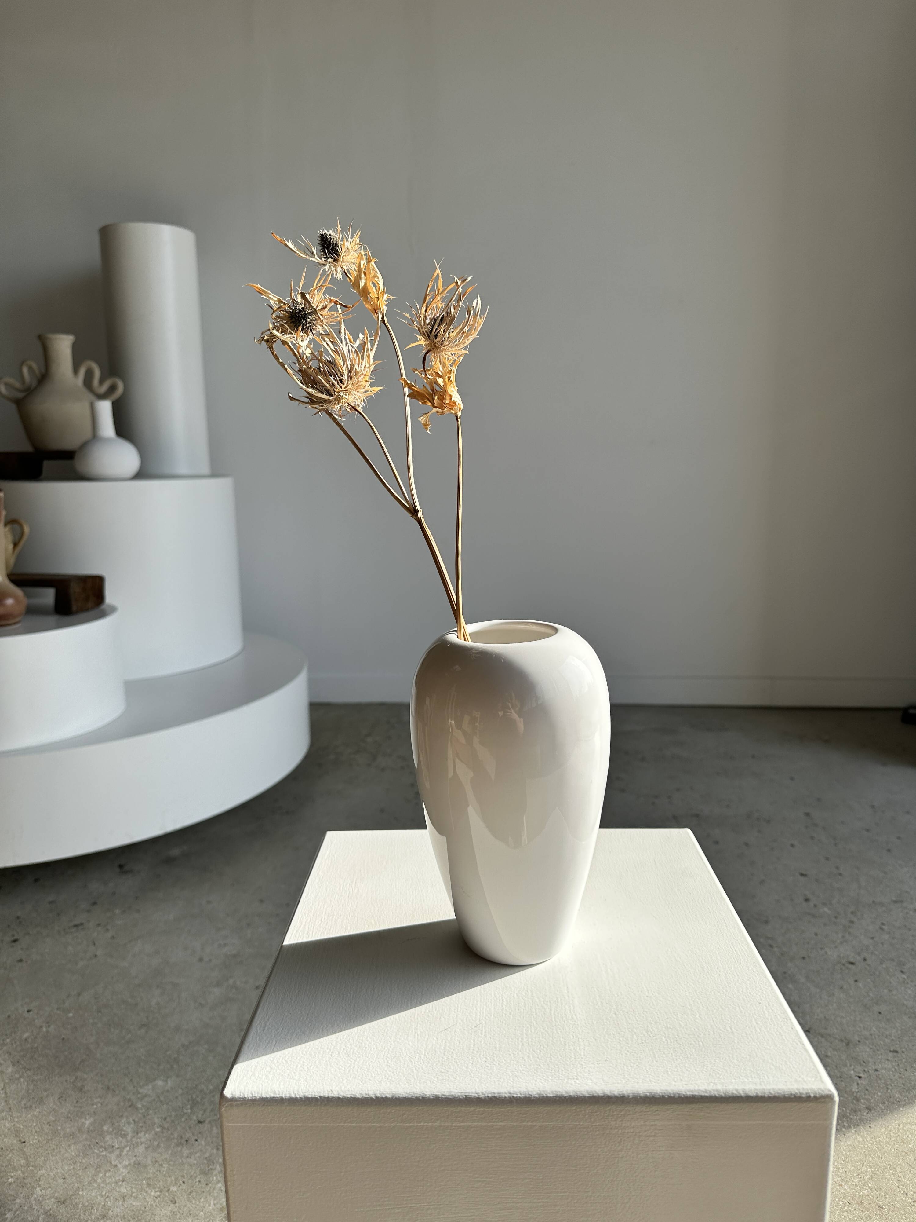 Oblong white vase H:20cm