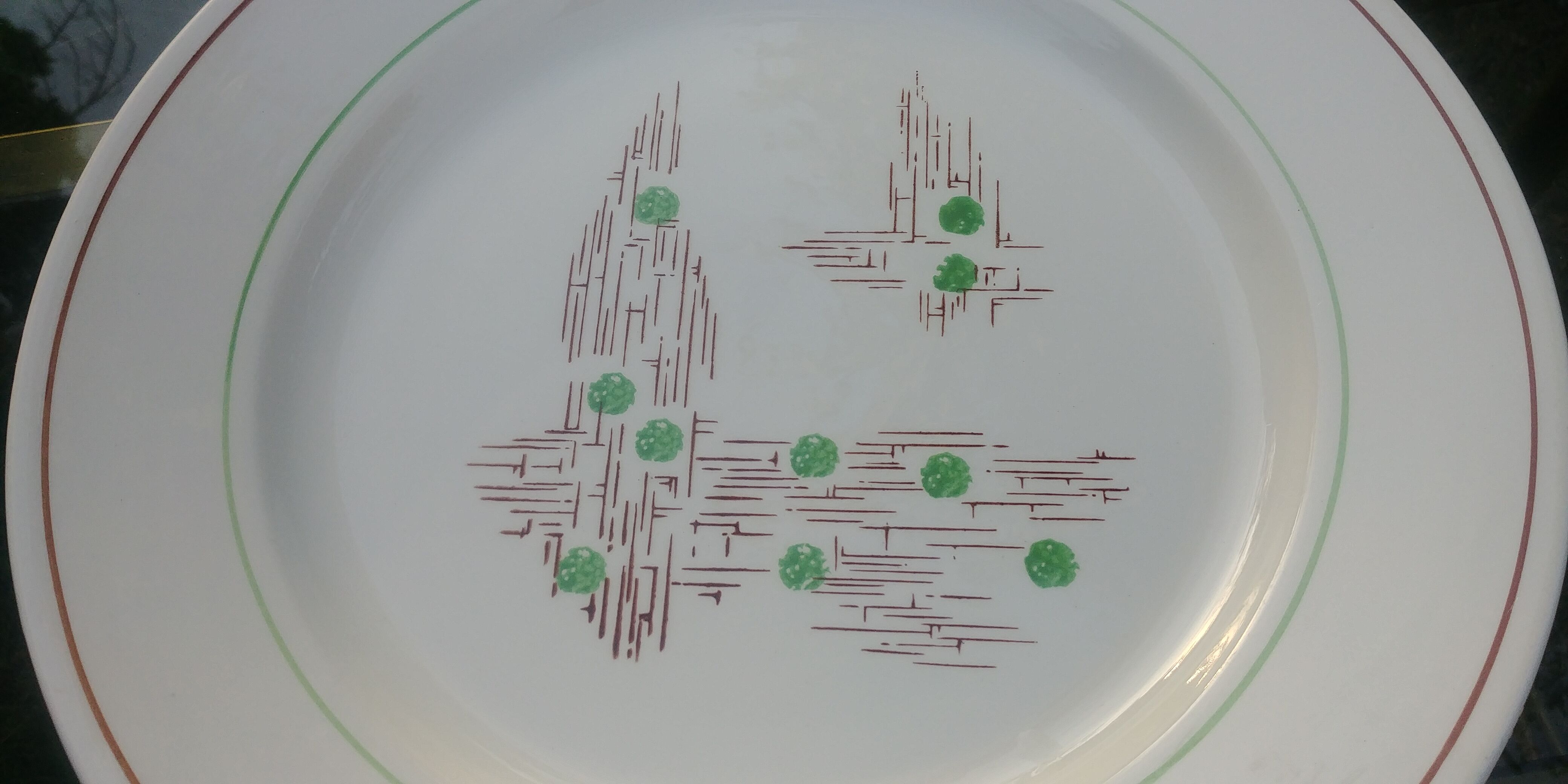 Round serving dish of the faiencerie of Gien model Old Pigalle.