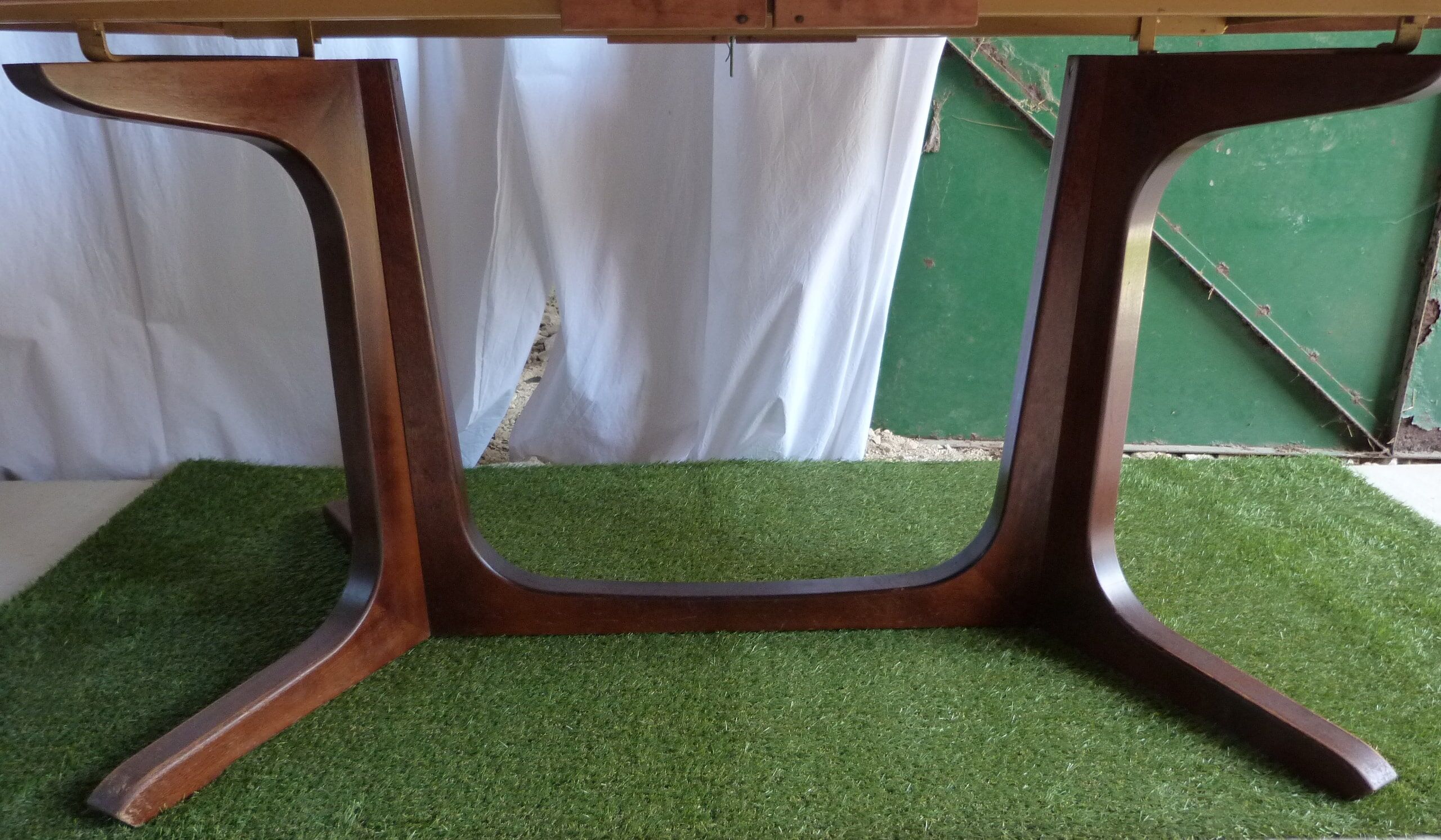 Extendable oval table