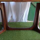 Extendable oval table