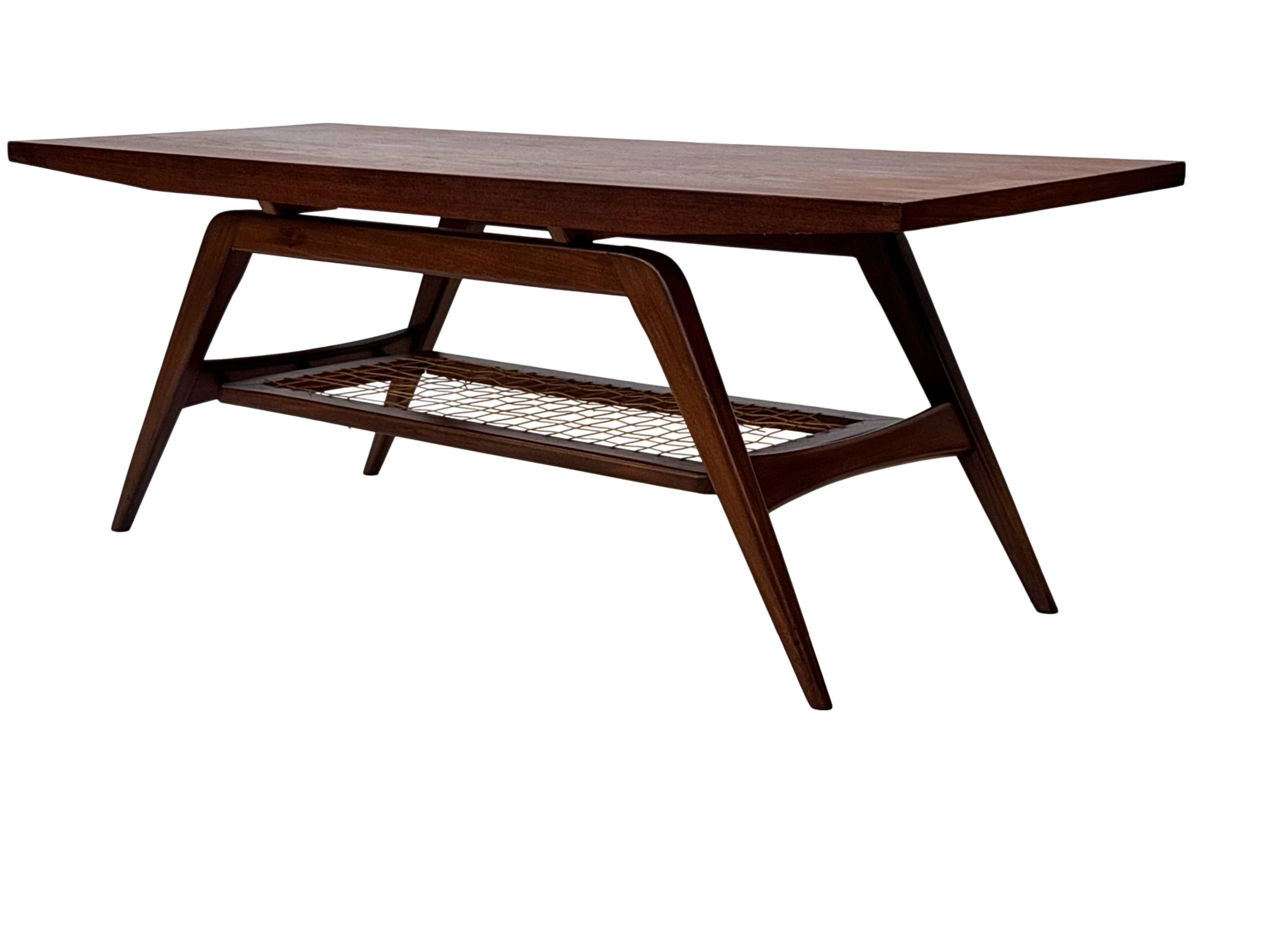 Table basse en teck dans le style de Louis van Teeffelen, années 1960