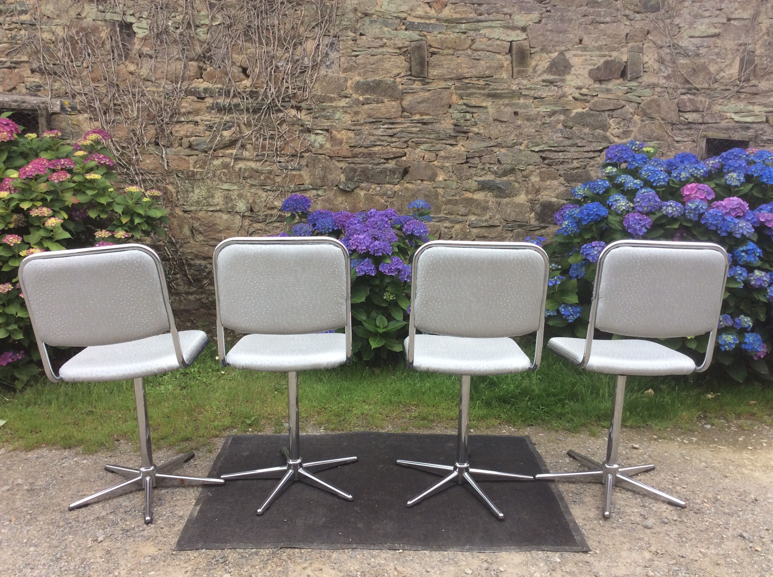 Vintage swivel chairs with chrome tubular base and silver skaï brand unic desing.