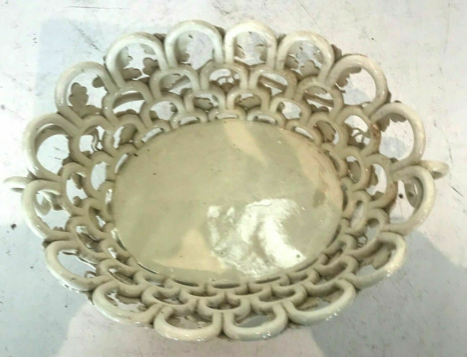 Centerpiece in glazed earthenware decorated with grapes XX century