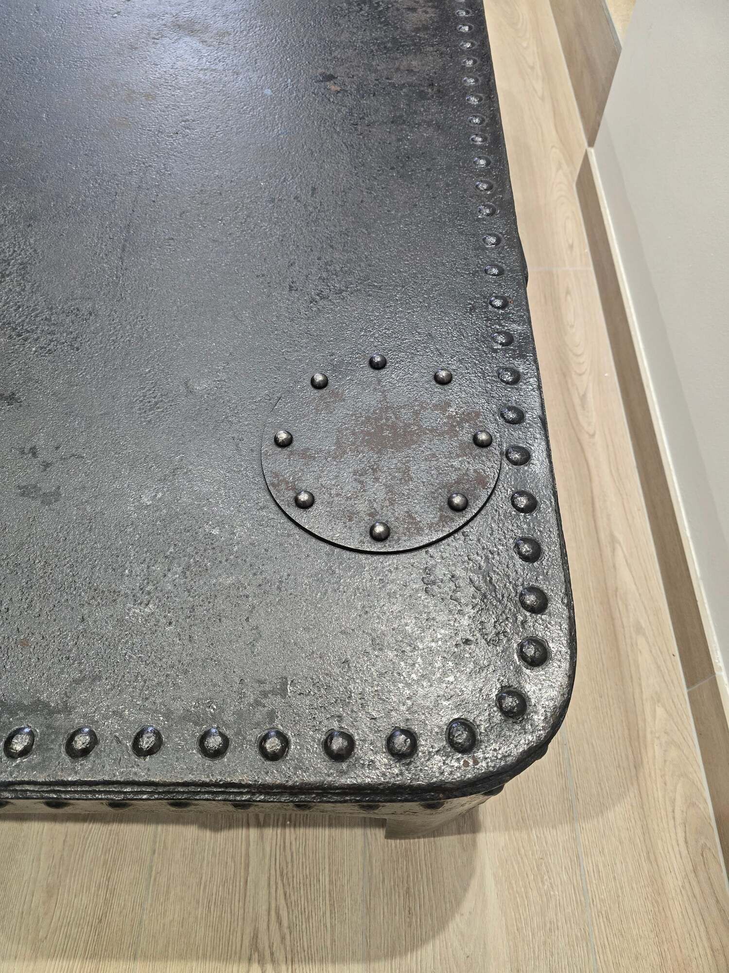 Industrial coffee table in riveted metal from around 1920 – black patina – 145 × 80 cm