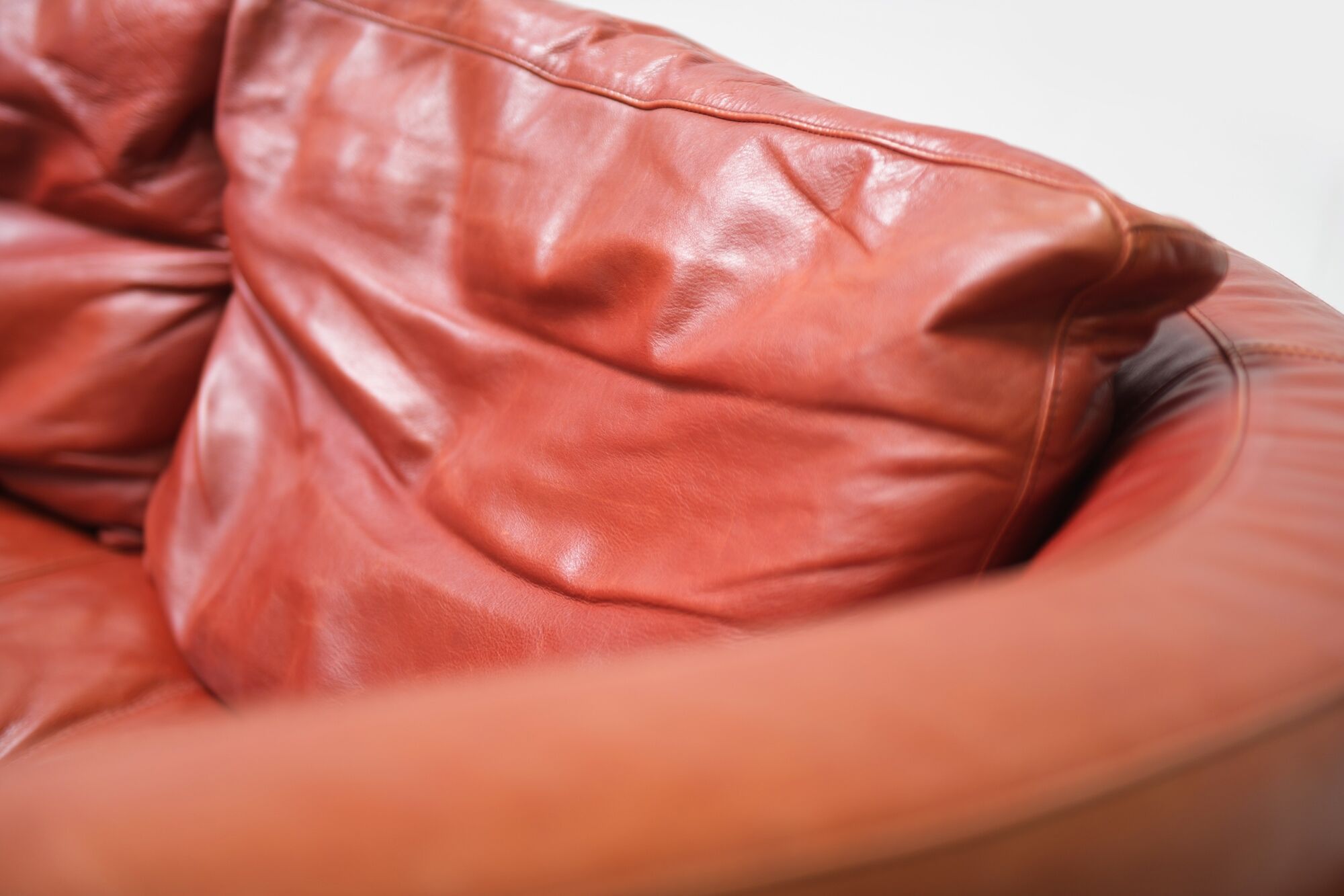 Vintage Osaka loveseat in oxblood leather by Natuzzi Italy