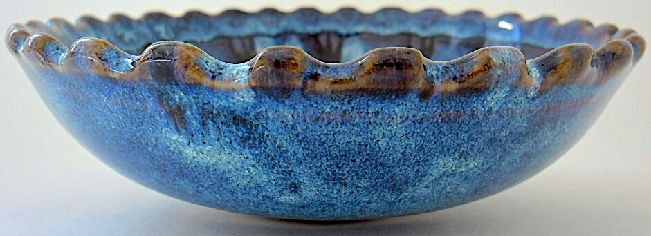Cut or pocket in polychrome varnished sandstone with a blue and floral decoration