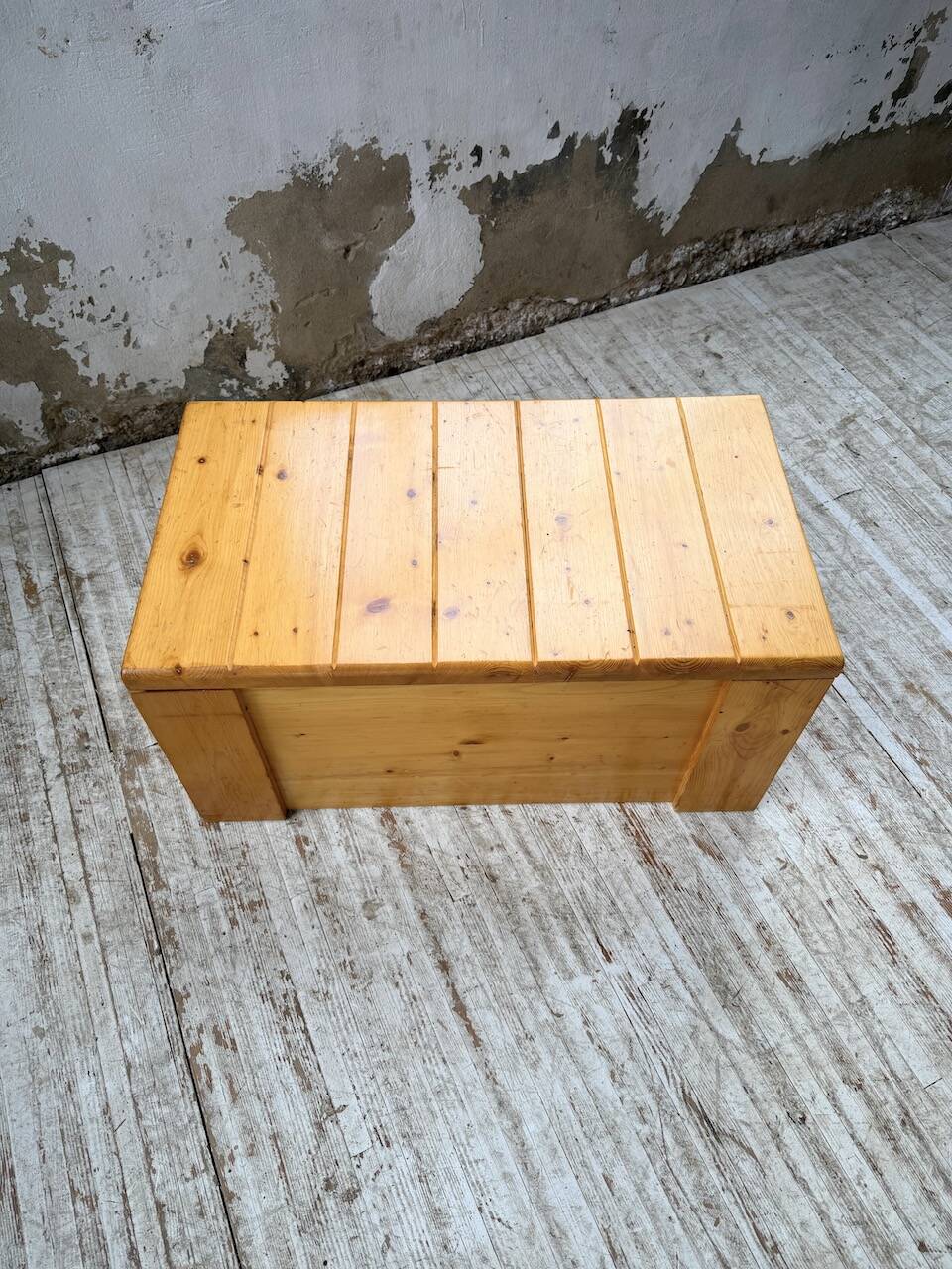 Chest or coffee table Perriand Les Arcs 1800