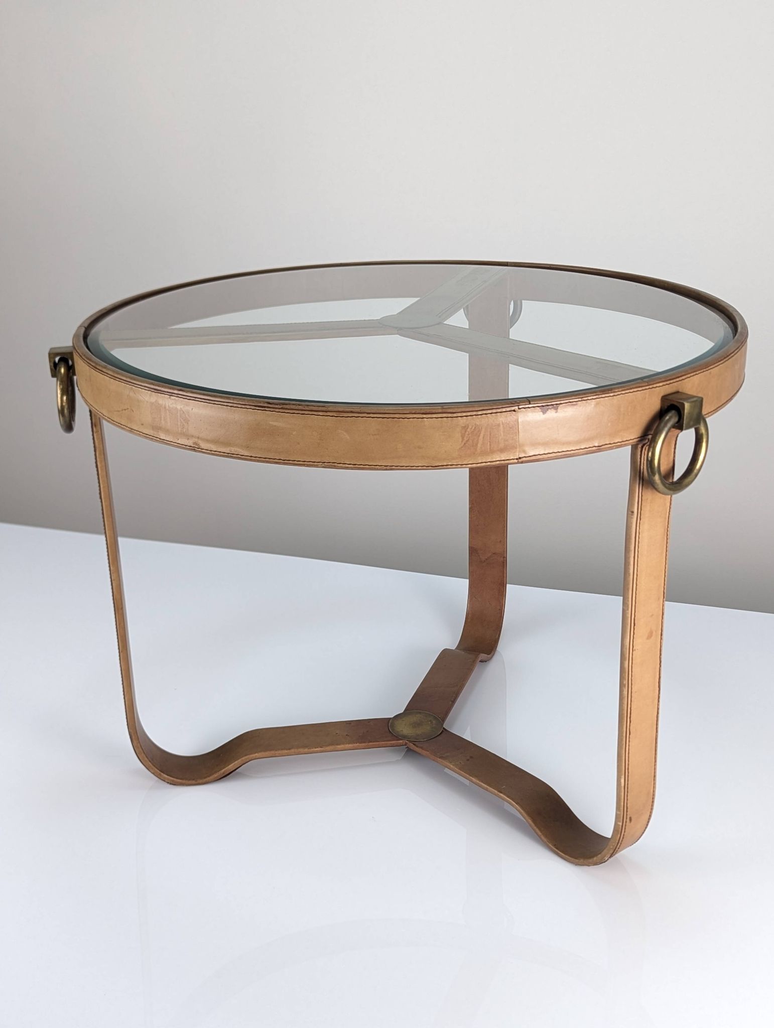 Table basse en laiton et cuir surpiqué