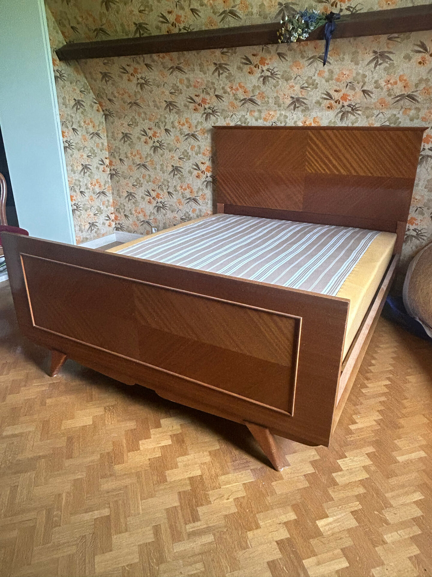 Lit vintage mahogany