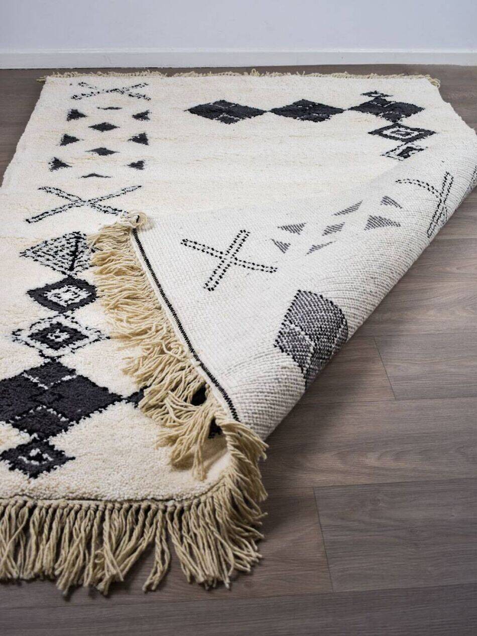 White handmade traditional wool rug 300/200cm