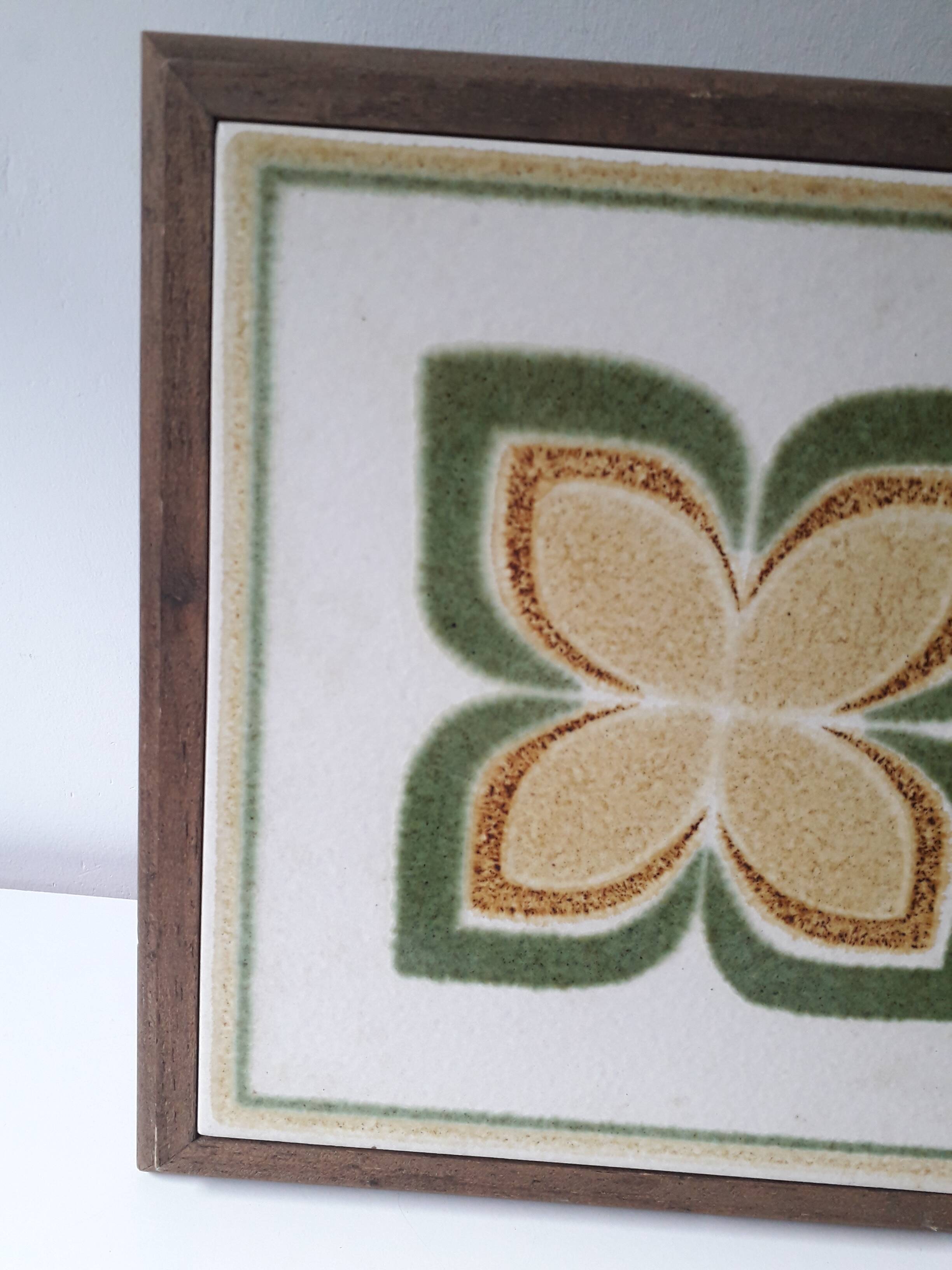 Vintage wooden and earthenware musical trivet (La vie en rose)