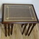 tables gigognes, en bois et cuir